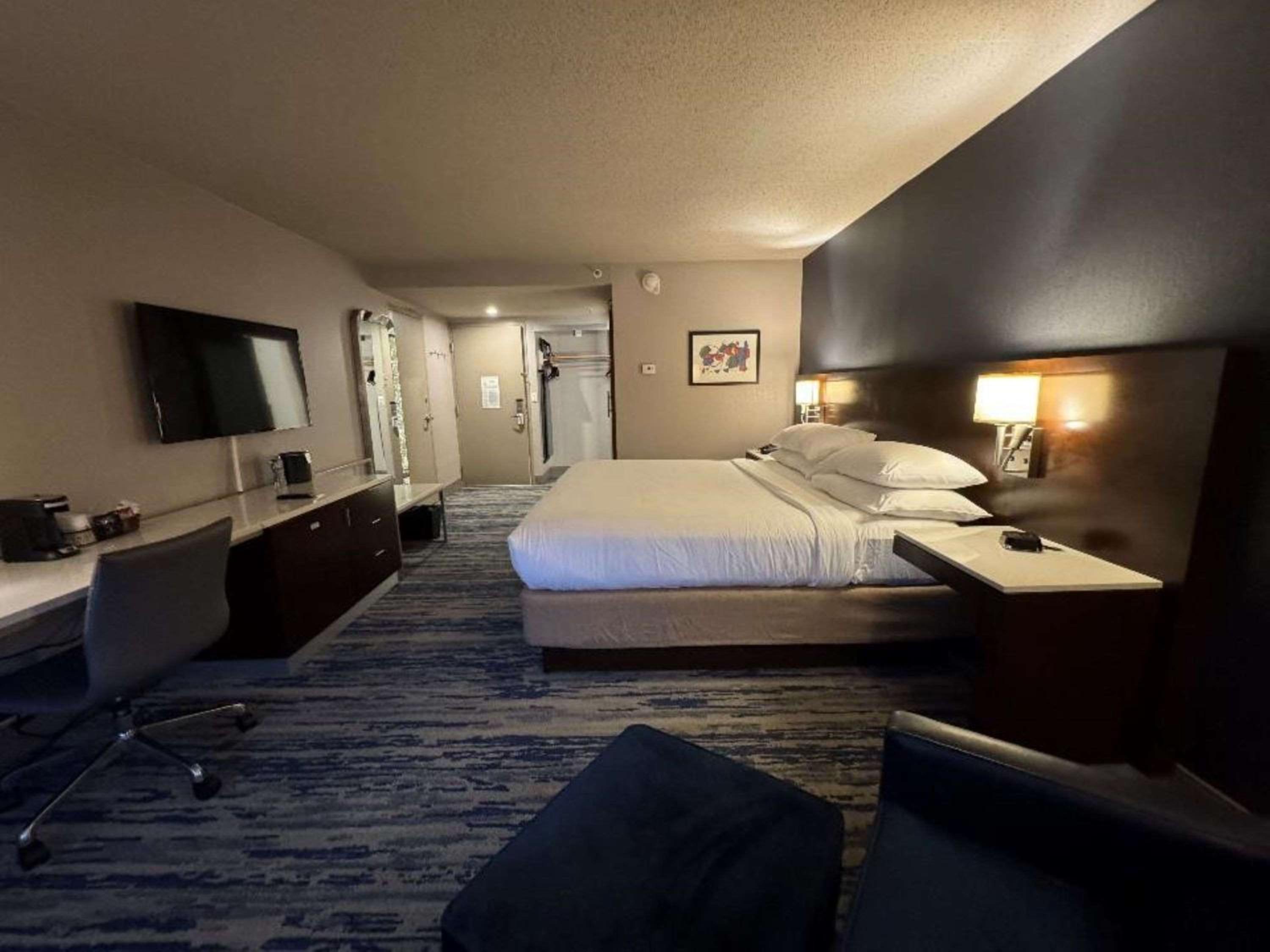 King Room - Non-Smoking - Photo 5