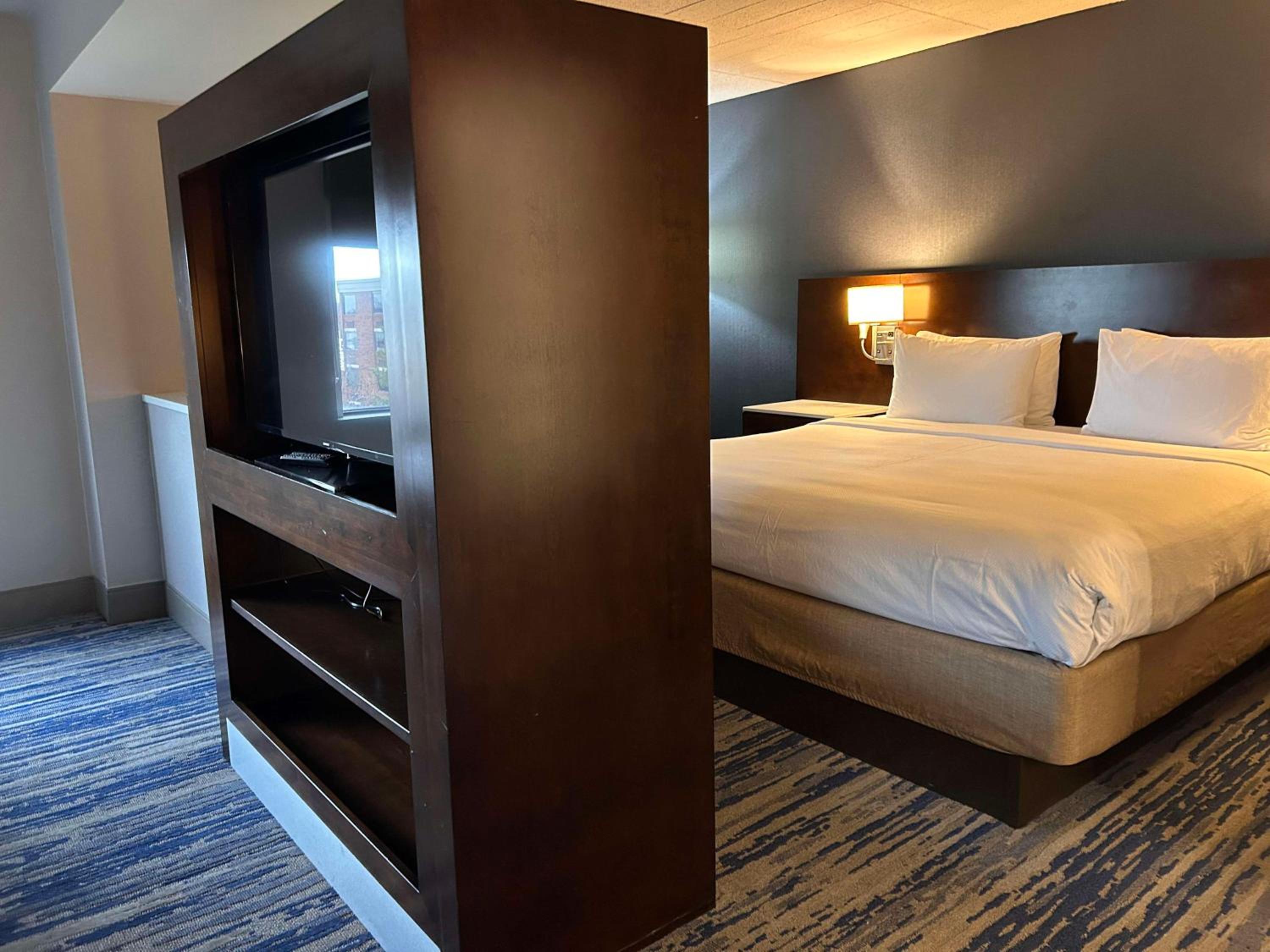 King Suite with Sofa Bed, Living Room and Soaker Tub - Non-Smoking - Photo 1