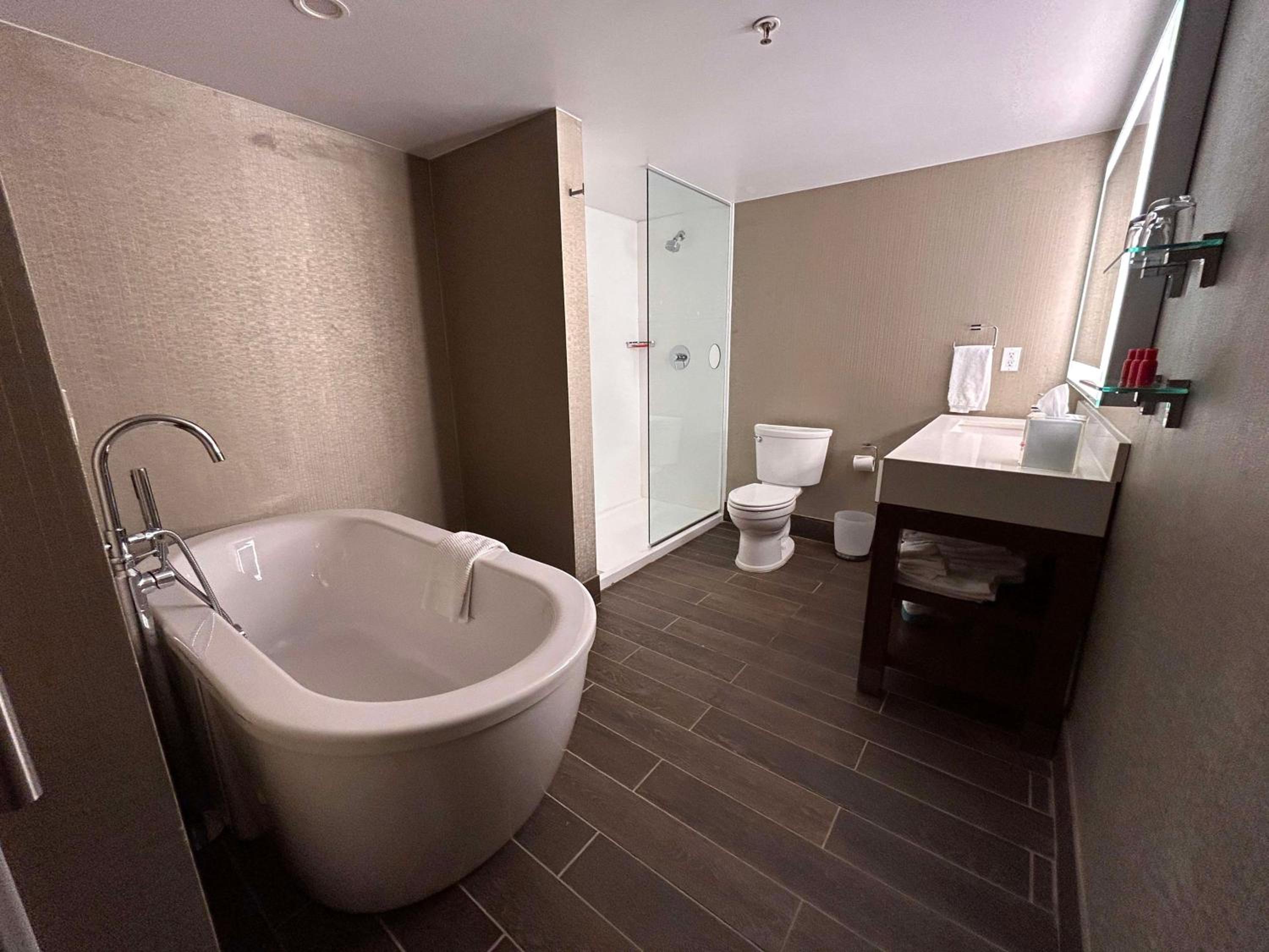 King Suite with Sofa Bed, Living Room and Soaker Tub - Non-Smoking - Photo 4