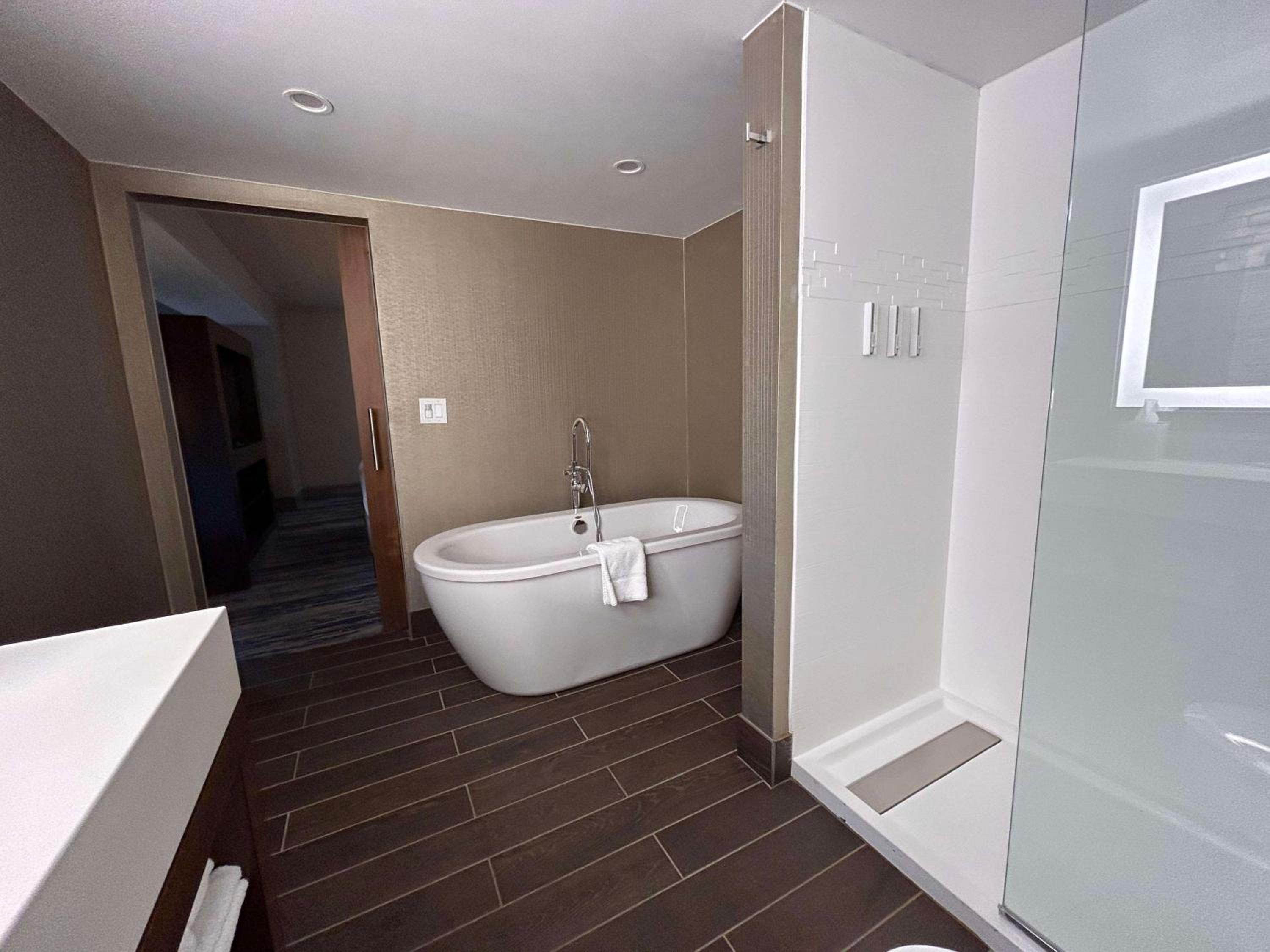King Suite with Sofa Bed, Living Room and Soaker Tub - Non-Smoking - Photo 5