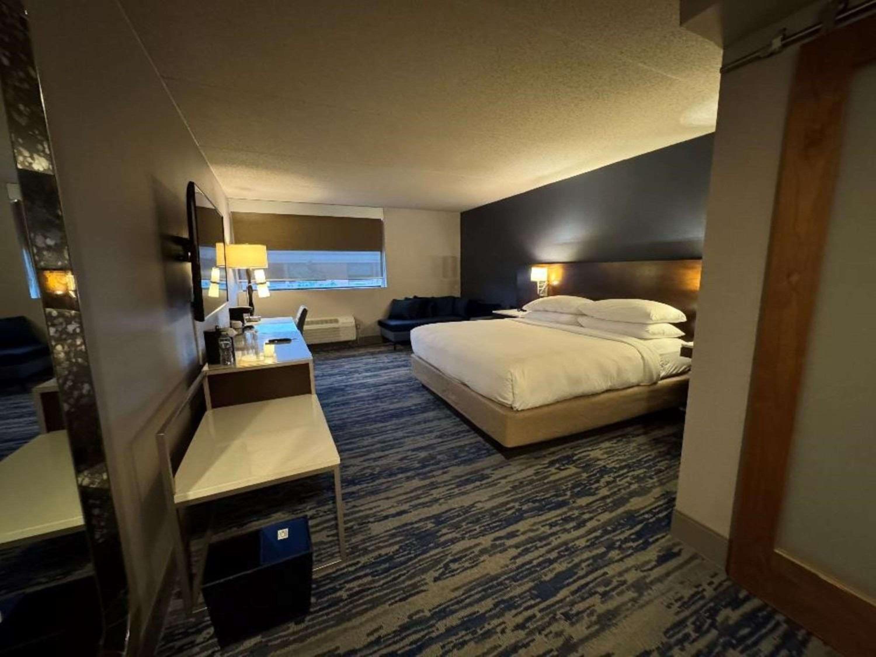 Larger King Room - Non-Smoking - Photo 2