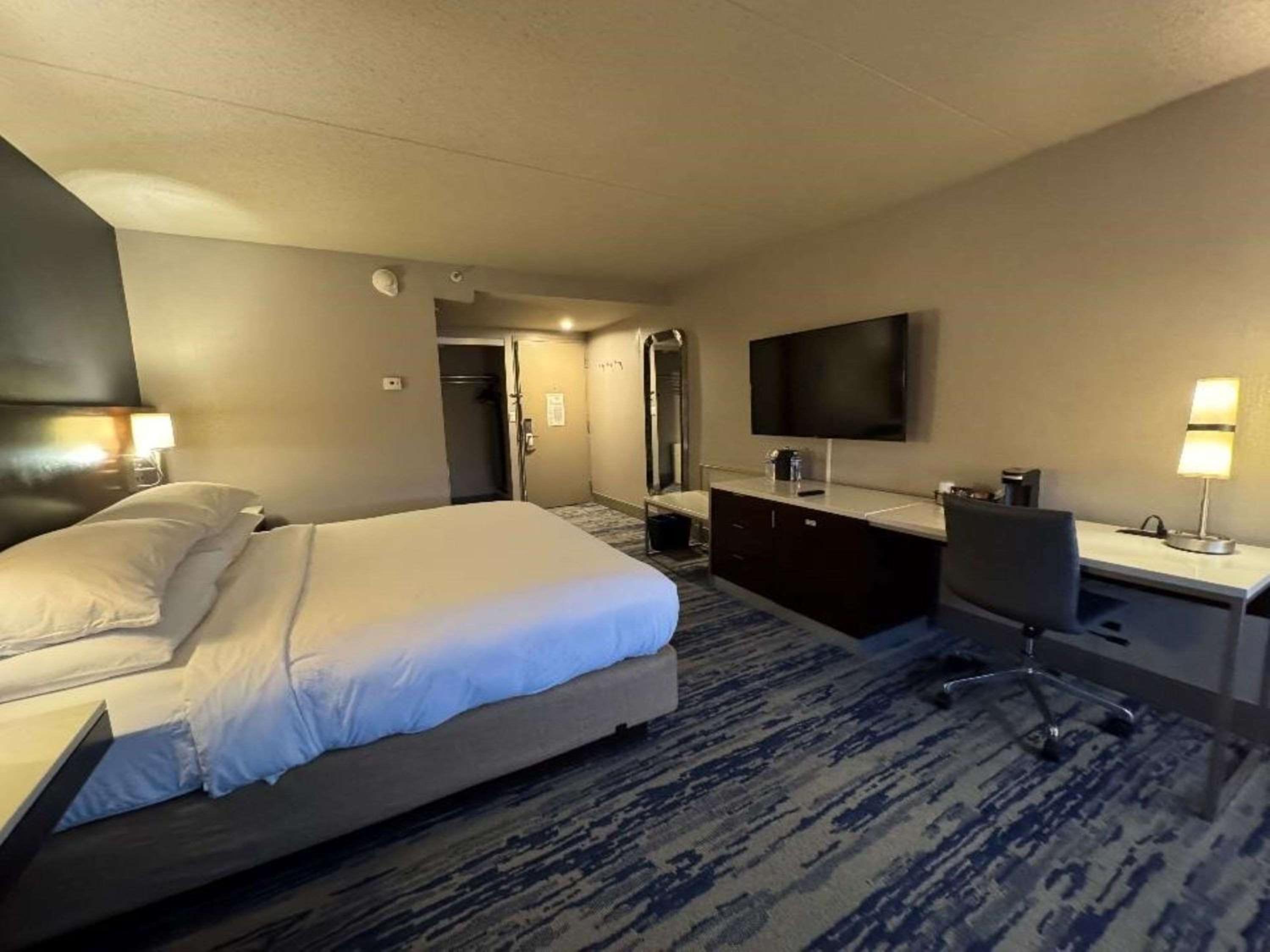 Larger King Room - Non-Smoking - Photo 3