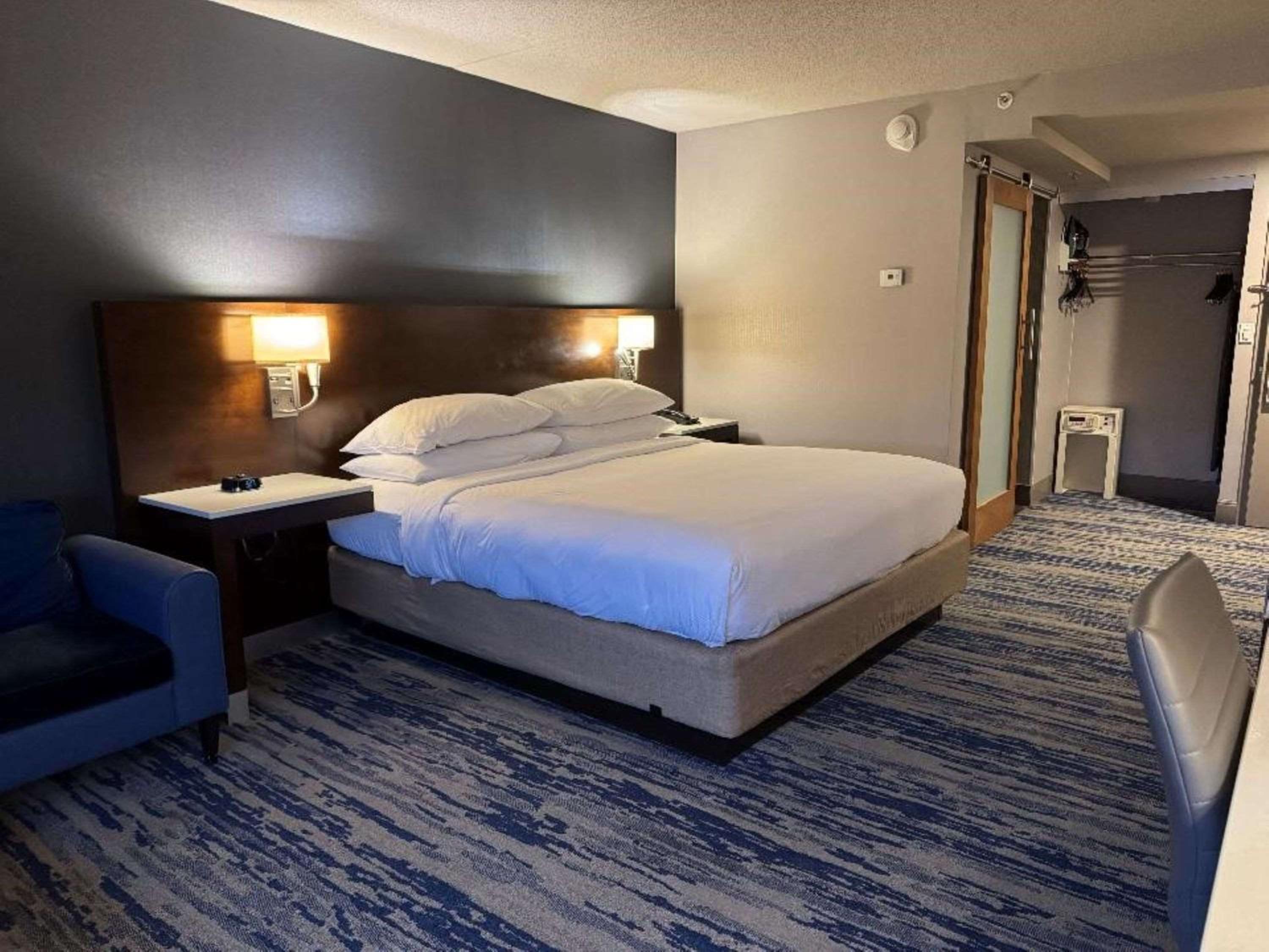 Larger King Room - Non-Smoking - Photo 4