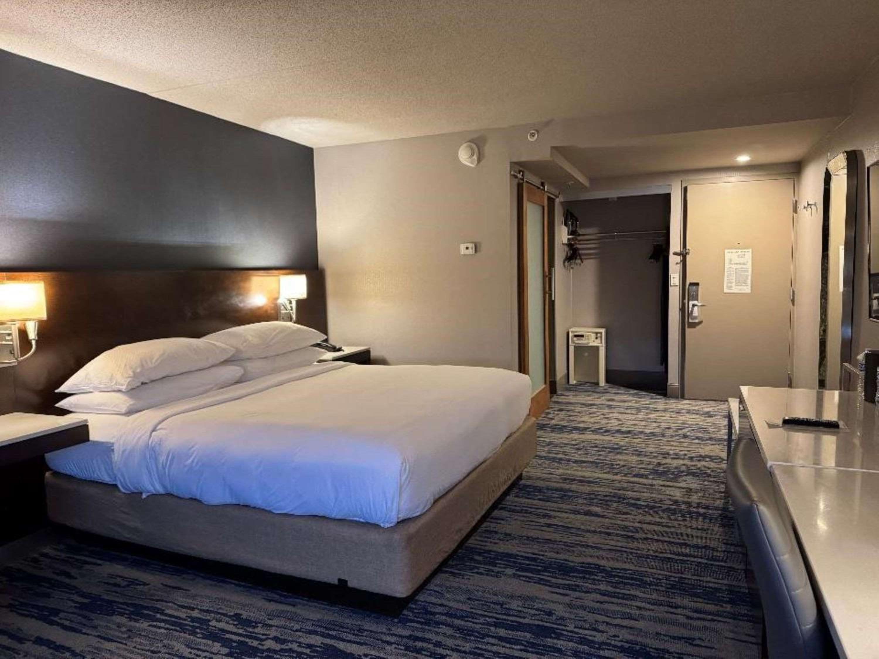 Larger King Room - Non-Smoking - Photo 5