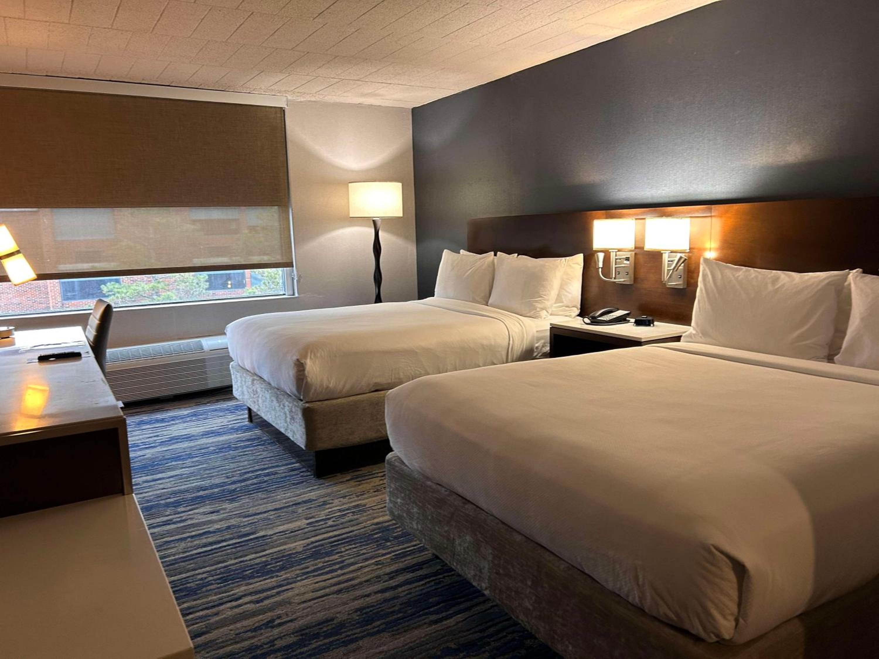 Queen Room with Two Queen Beds - Non-Smoking - Photo 2