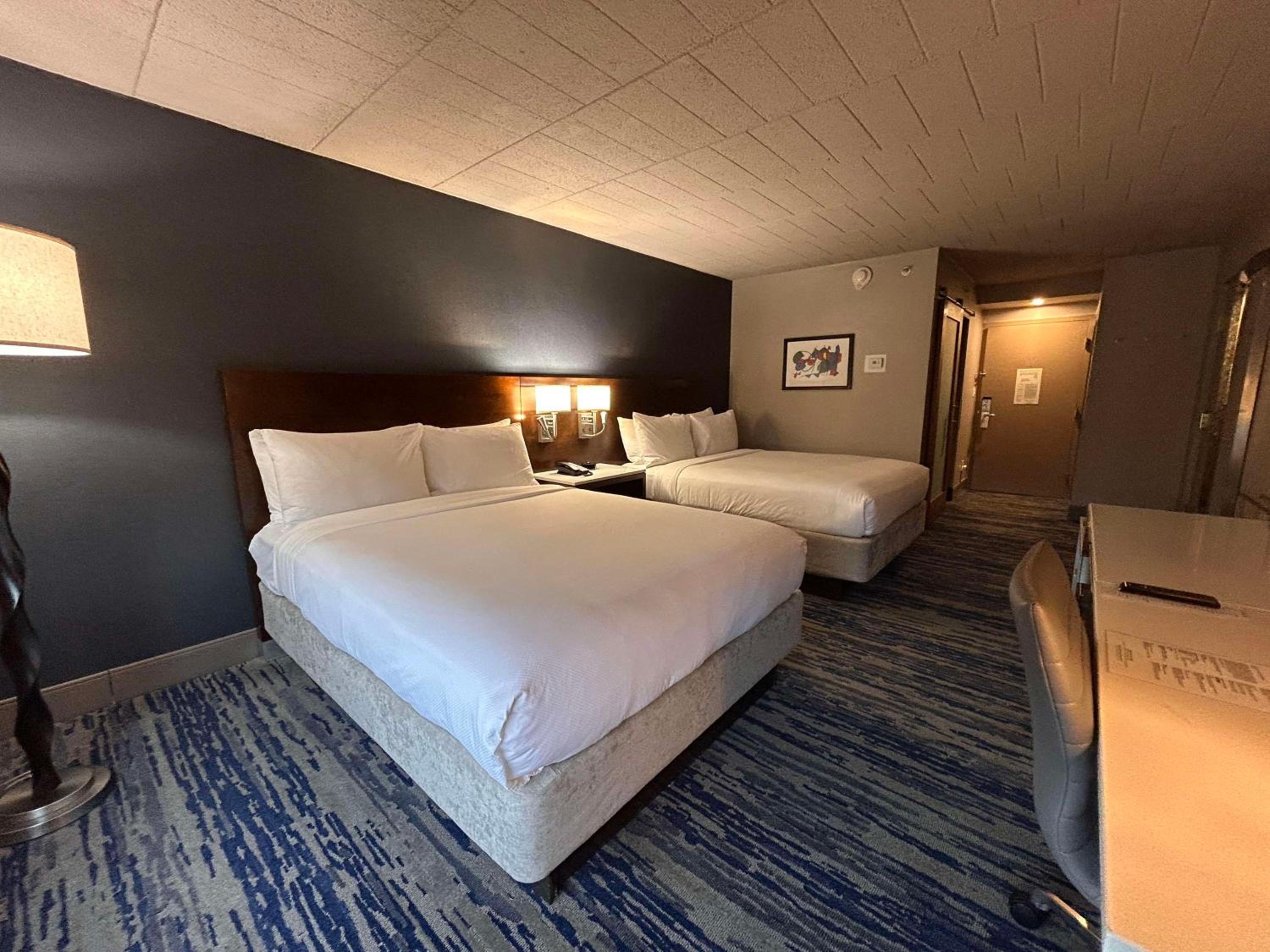 Queen Room with Two Queen Beds - Non-Smoking - Photo 3