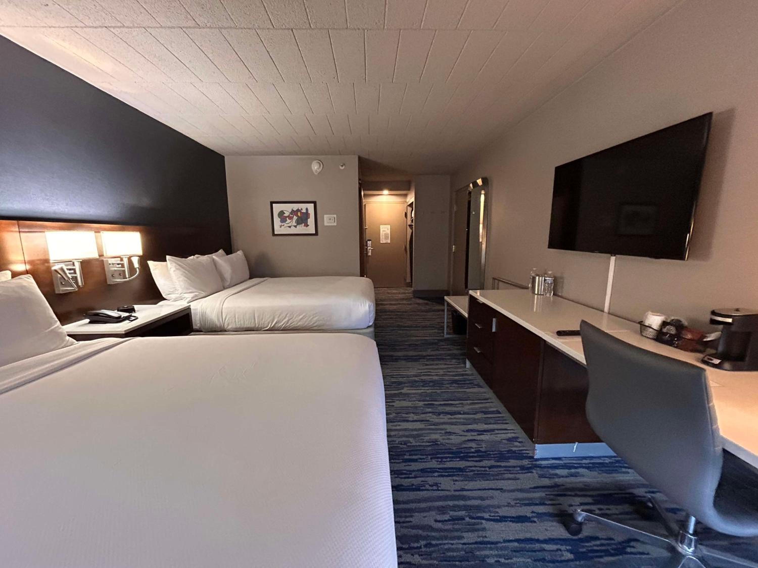 Queen Room with Two Queen Beds - Non-Smoking - Photo 4