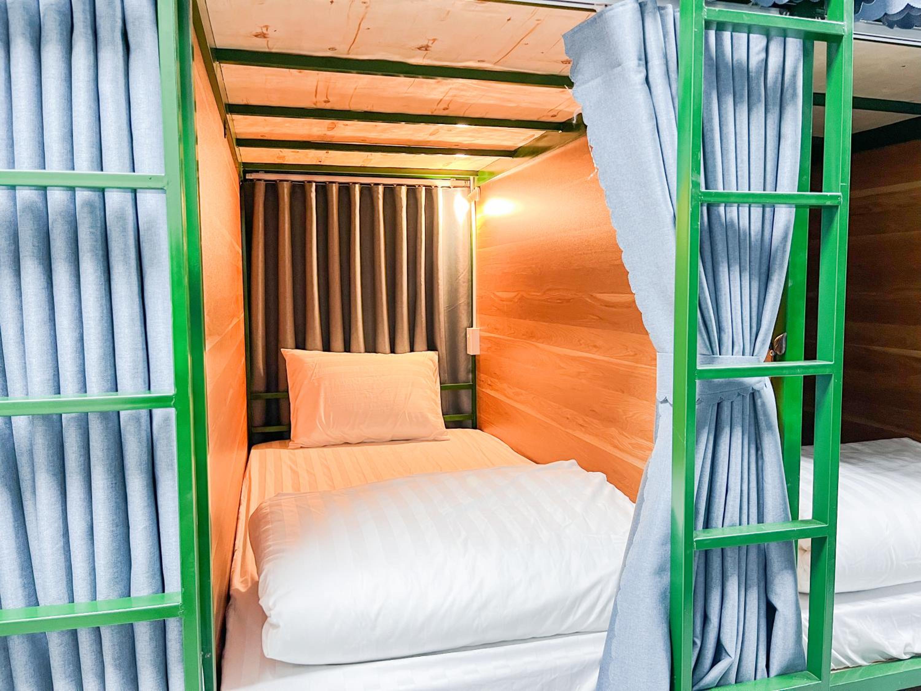 Single Bed in Mixed Dormitory Room