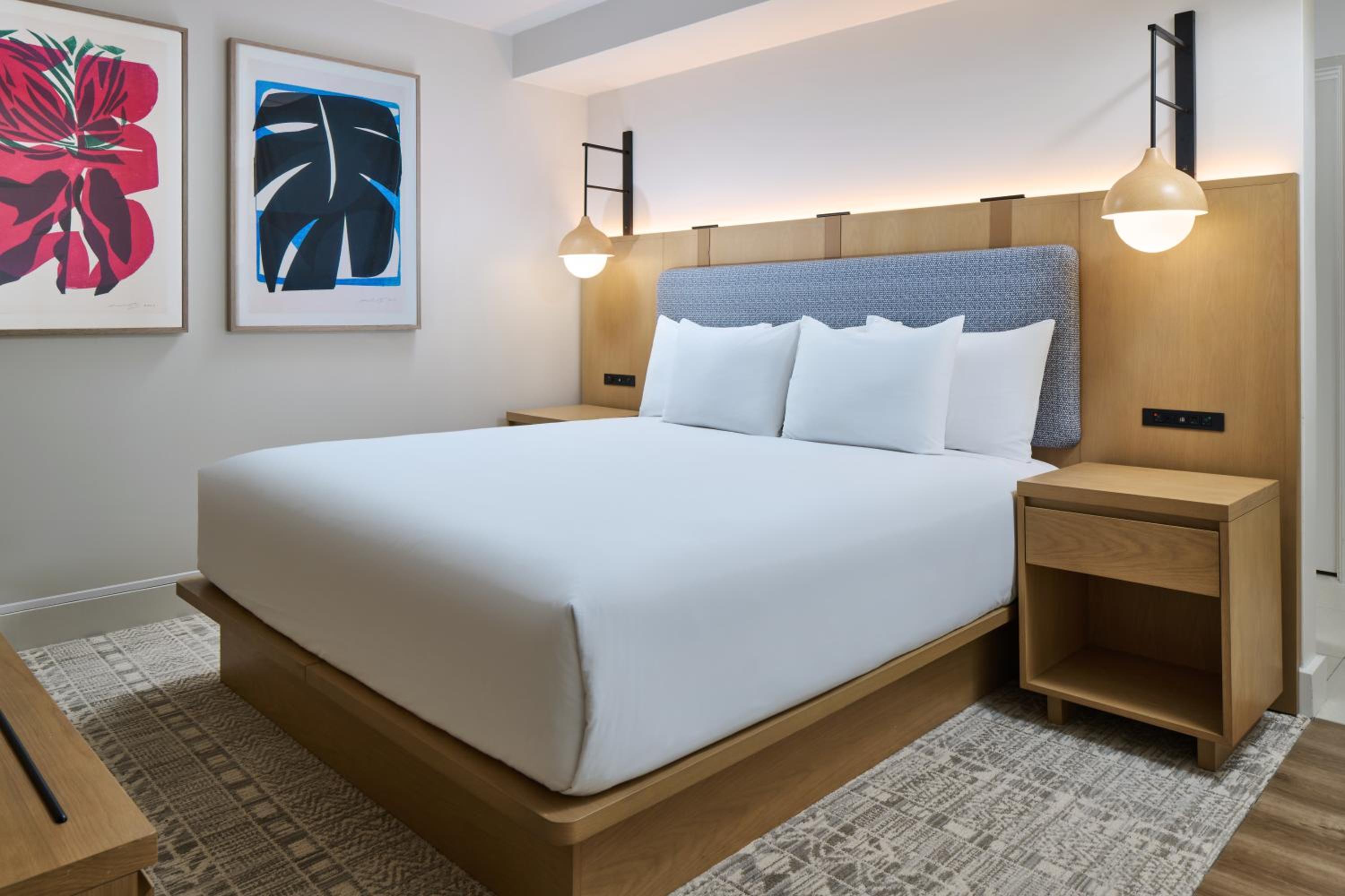 Junior Suite with One King Bed and Waikiki View - Photo 3