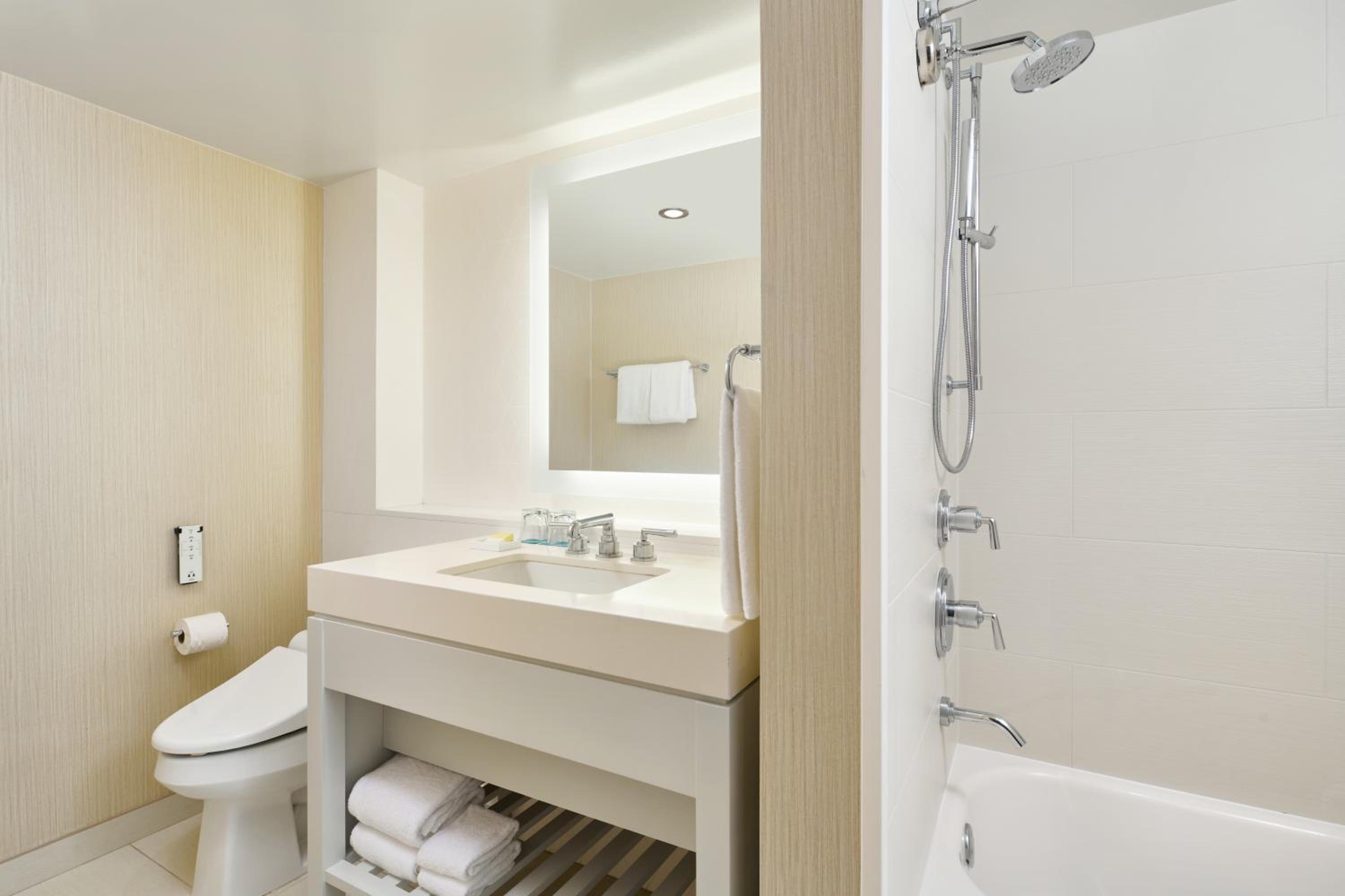 One-Bedroom Suite with Ocean Front - Photo 5