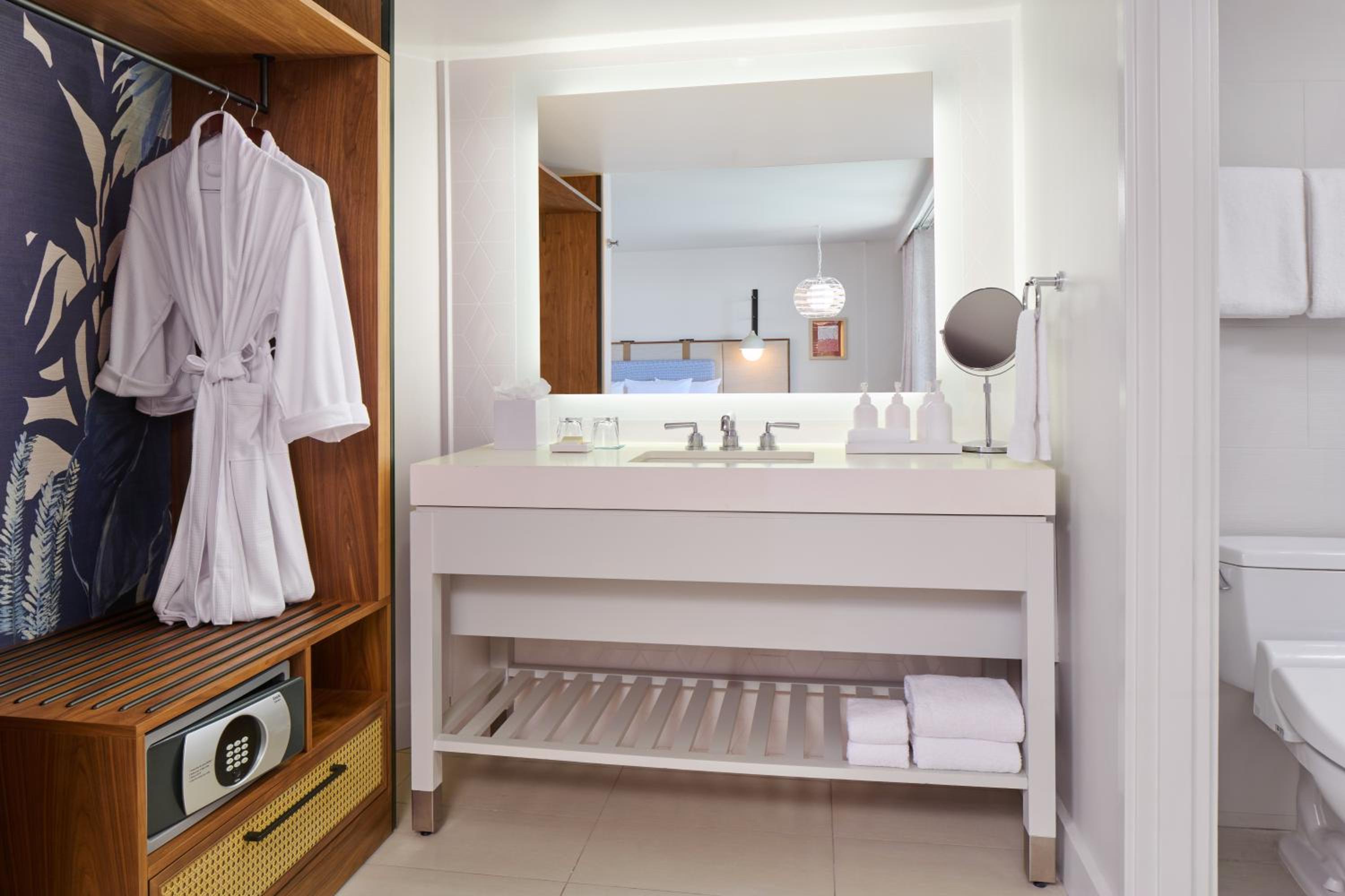 One-Bedroom Suite with Ocean Front - Photo 3