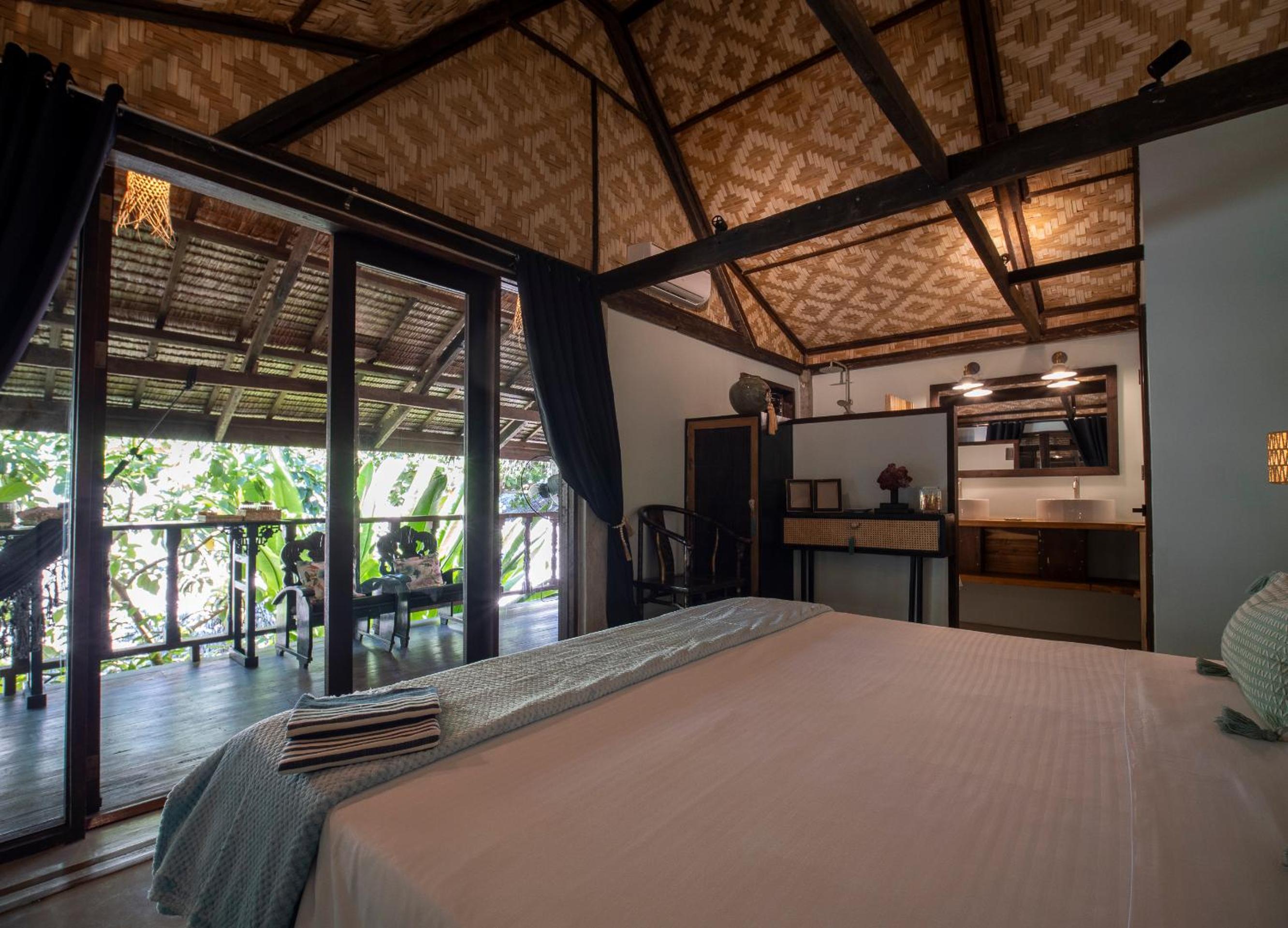 Deluxe King Room with Garden View - Photo 3