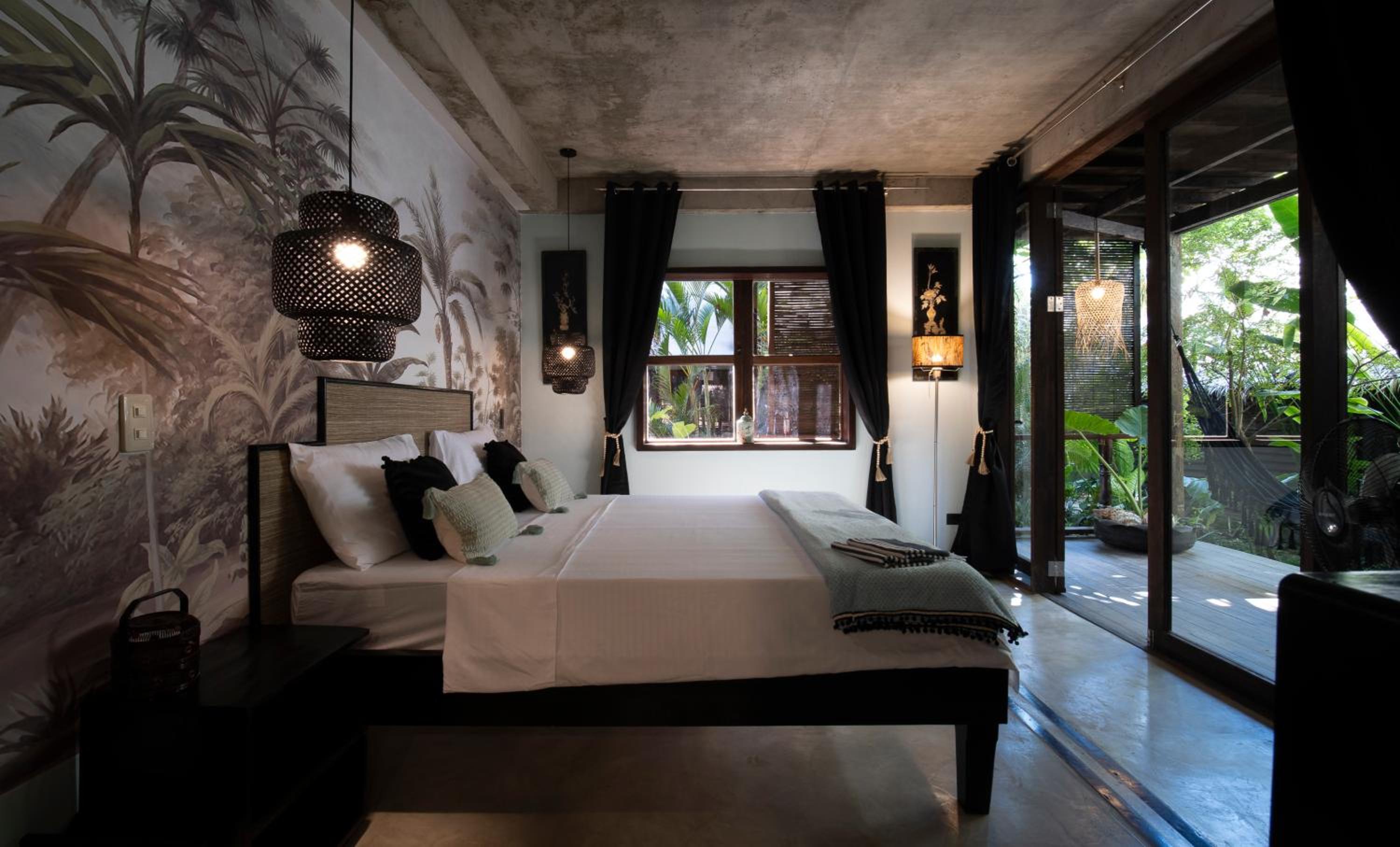 Deluxe King Room with Garden View - Photo 4