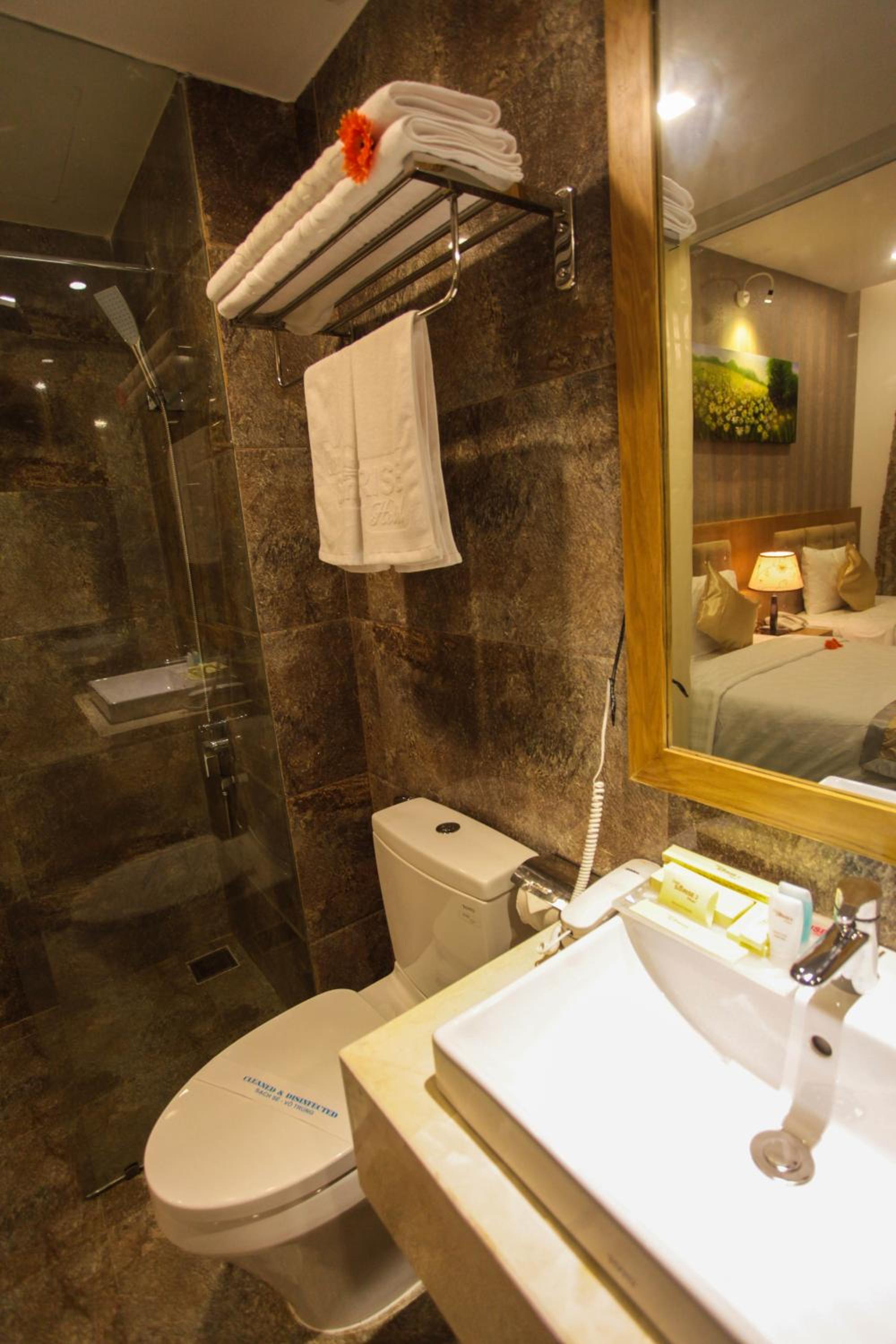 Deluxe Twin Room with City View photo 2