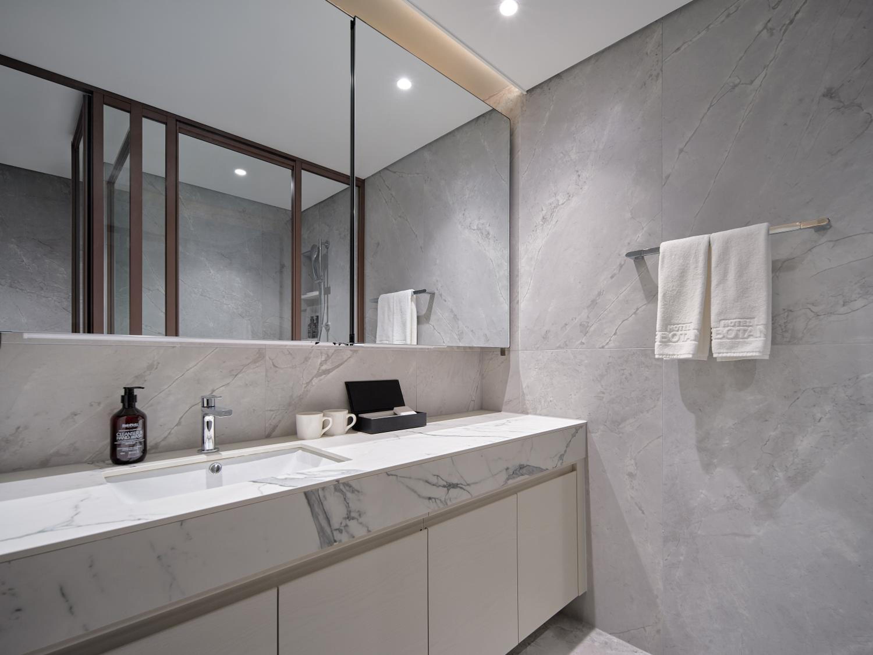 Premier Suite Twin - Photo 3