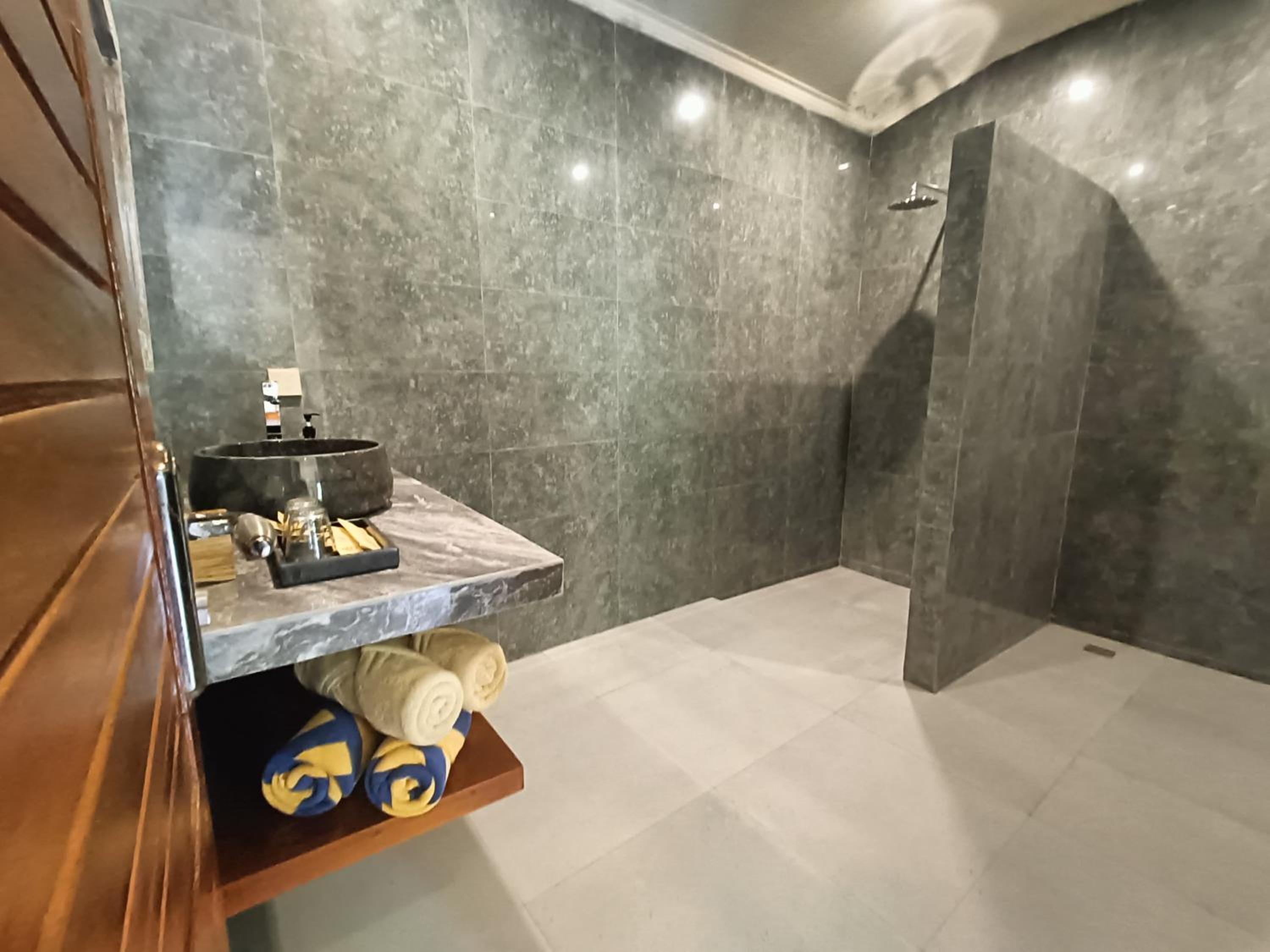 Deluxe Double Room (2 Adults + 1 Child) - Photo 5
