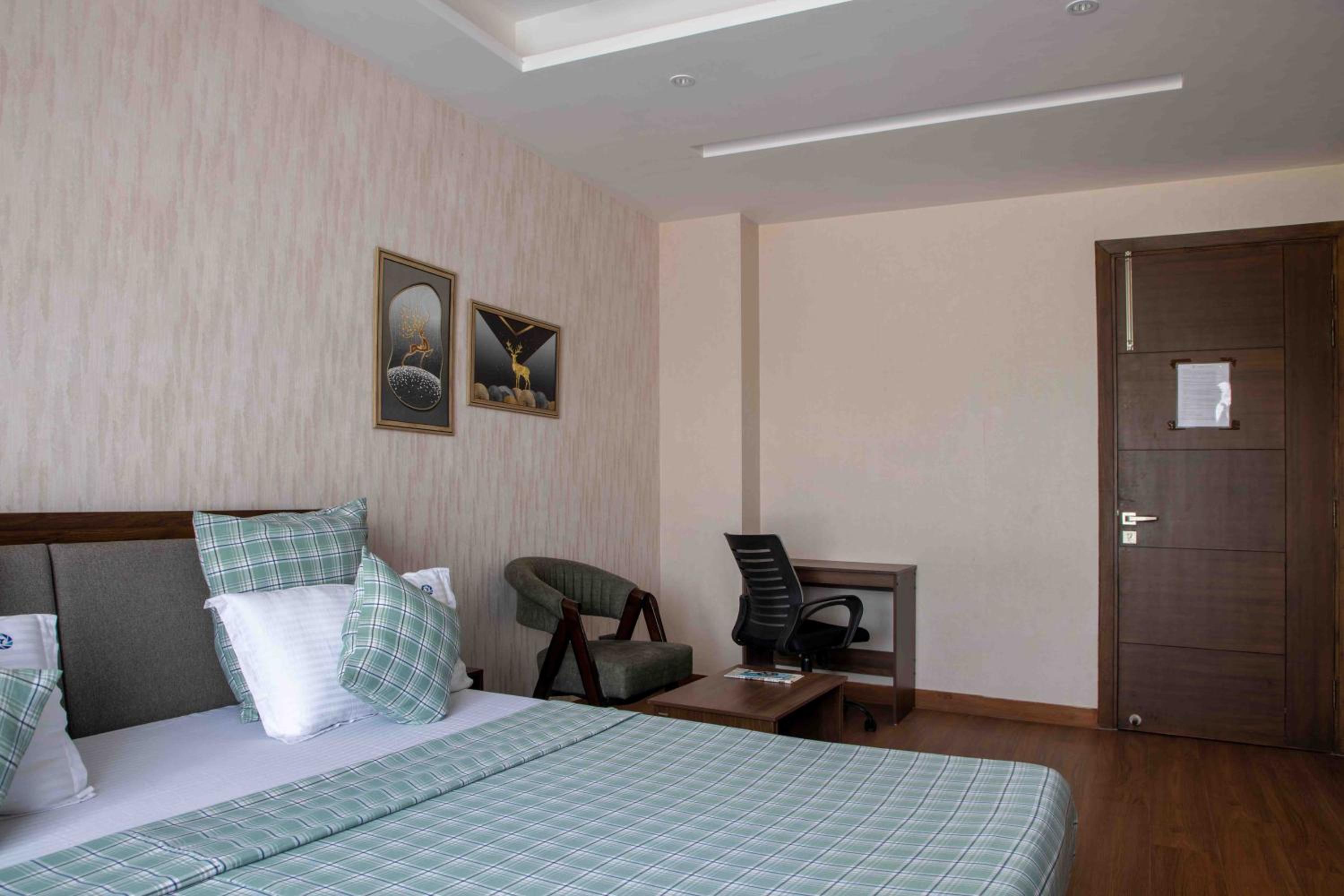 King Room with Balcony - Photo 5