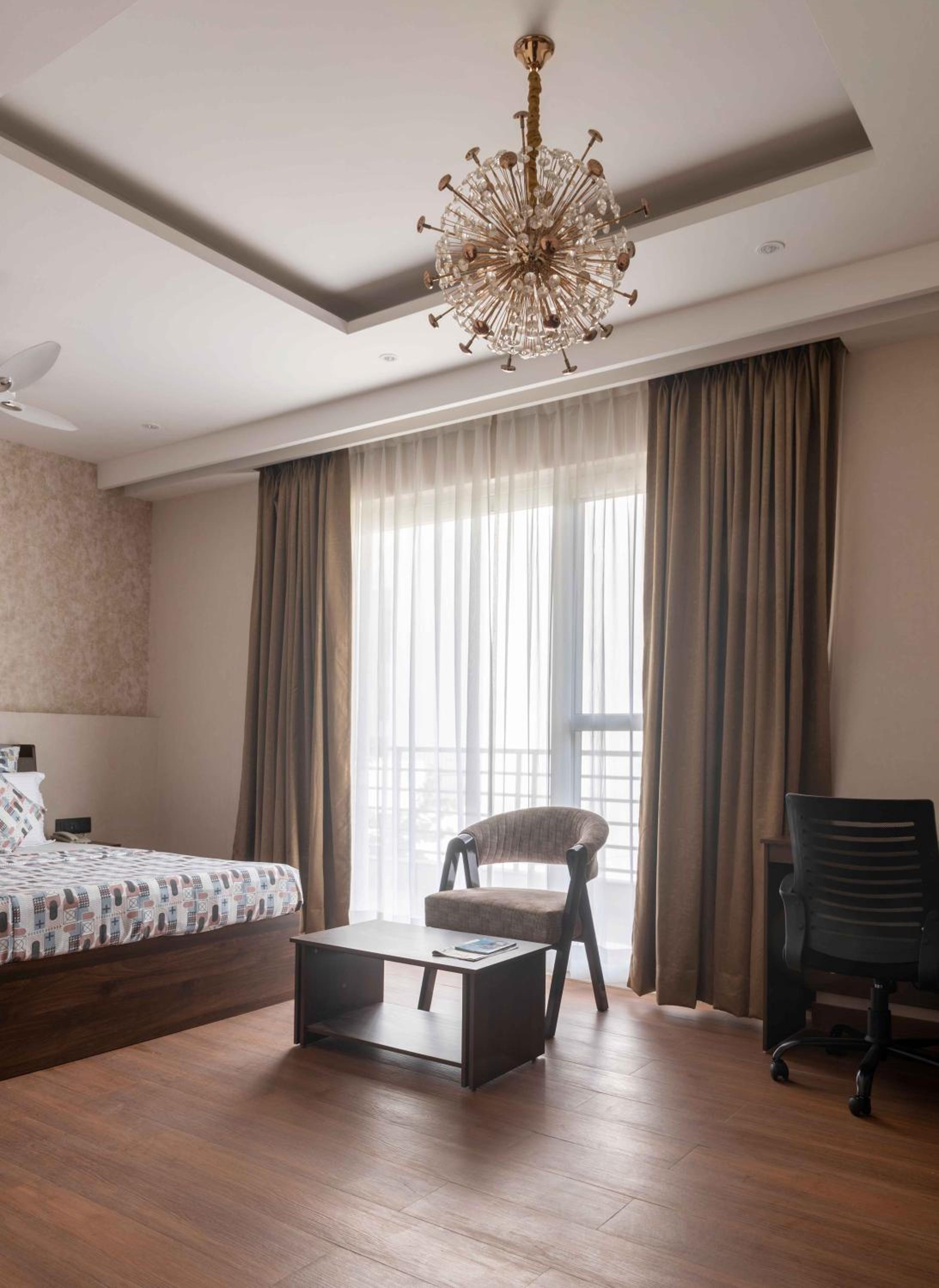 King Room with Balcony - Photo 7