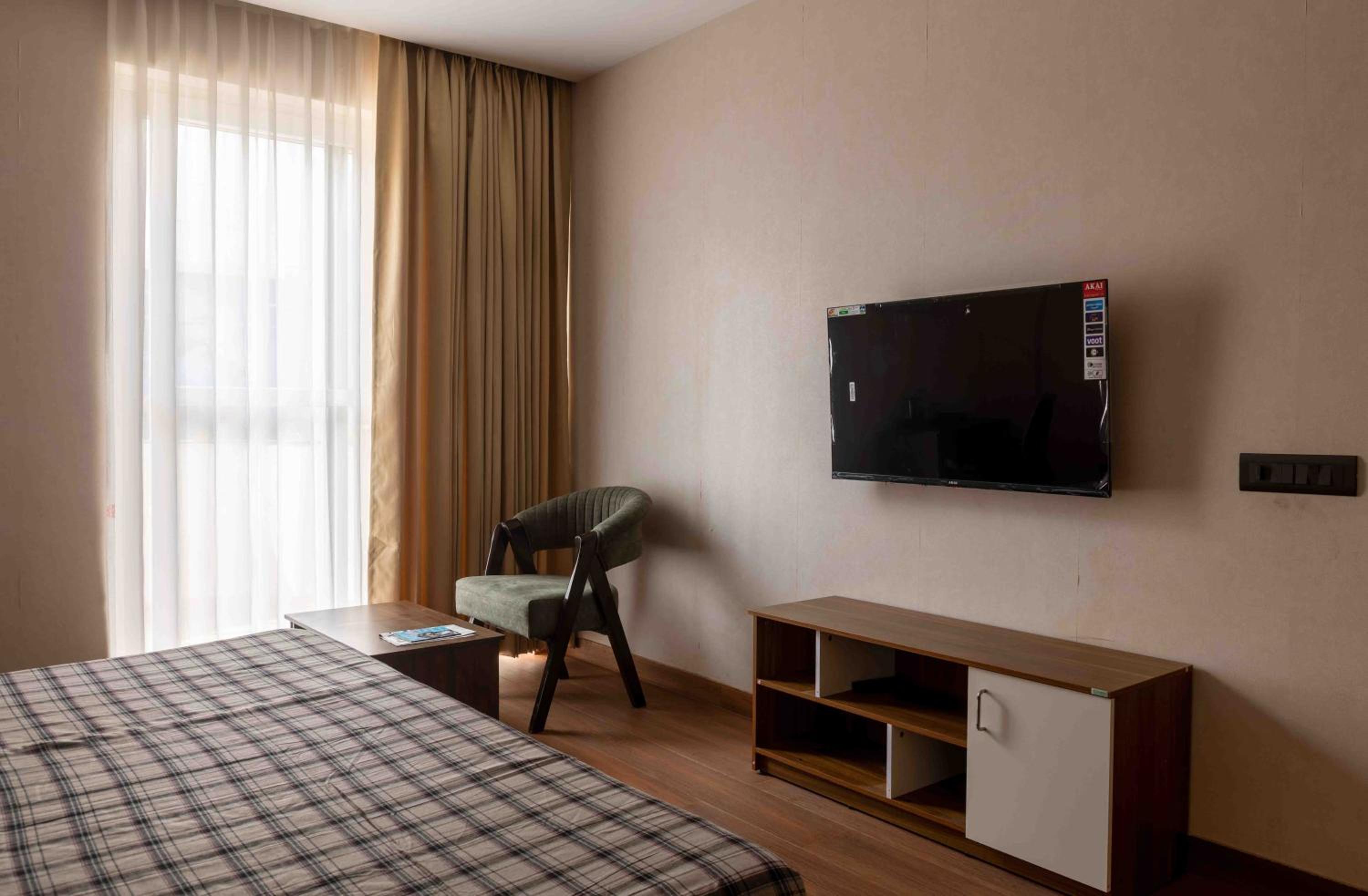 King Room with Balcony - Photo 3