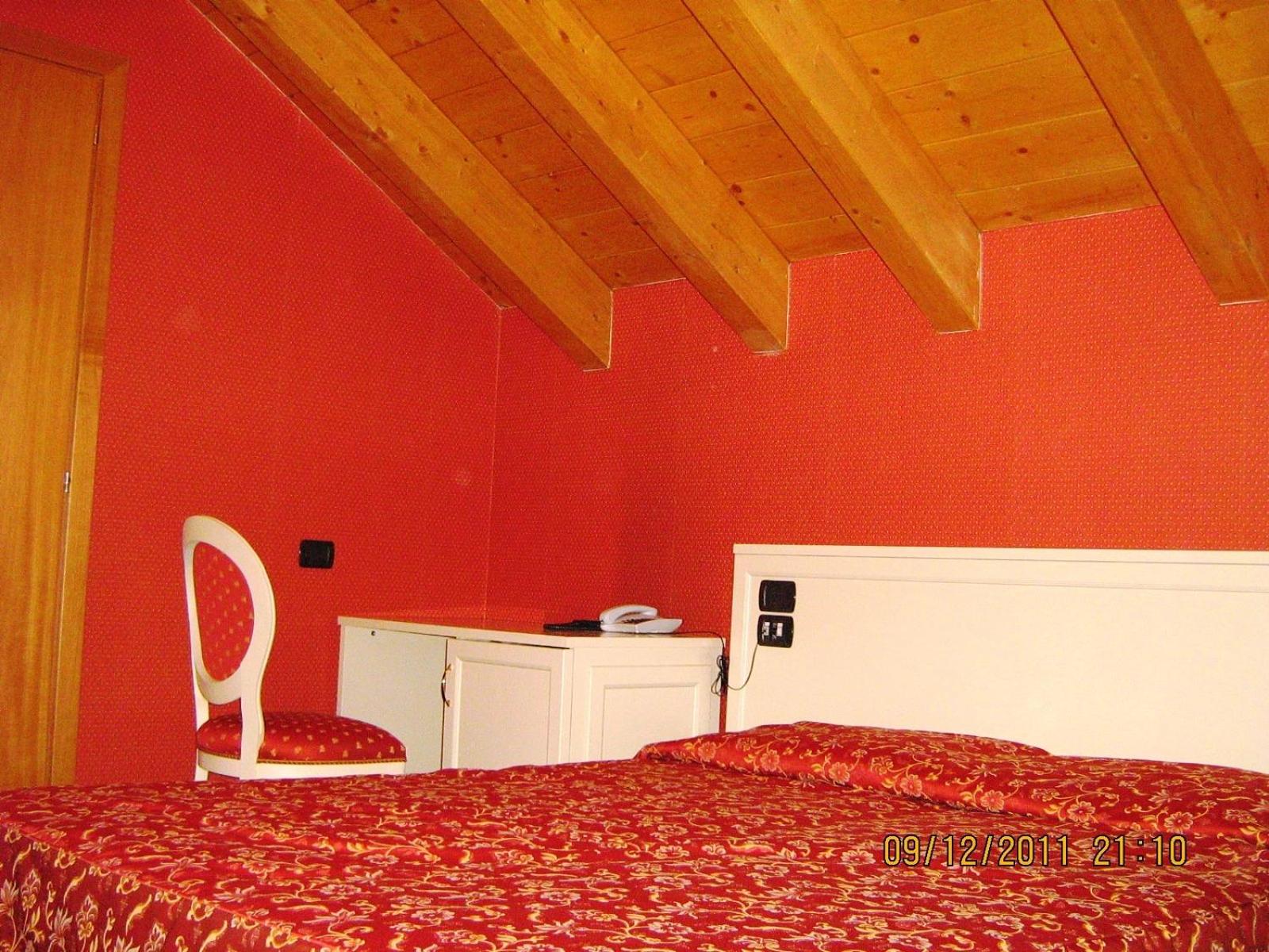 Standard Double Room - Photo 17