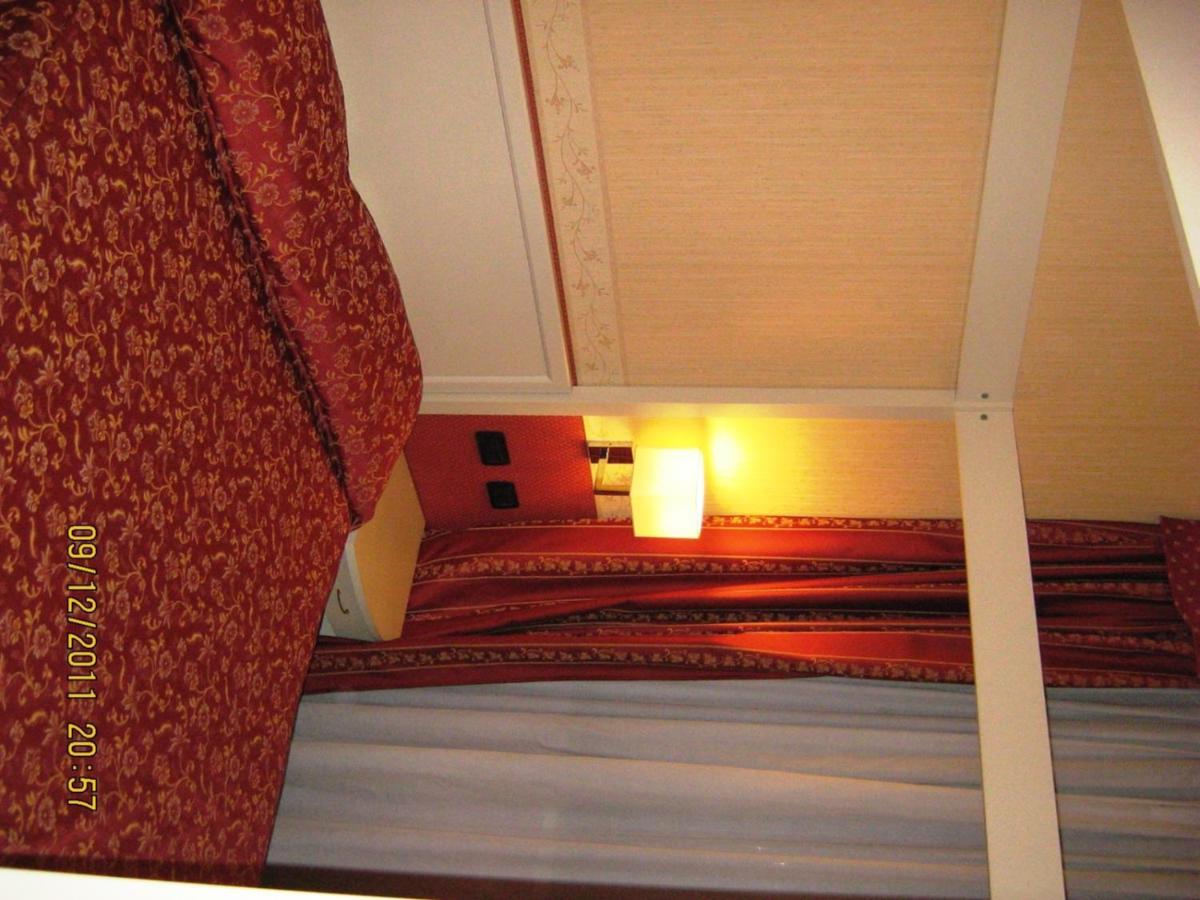 Standard Double Room - Photo 9