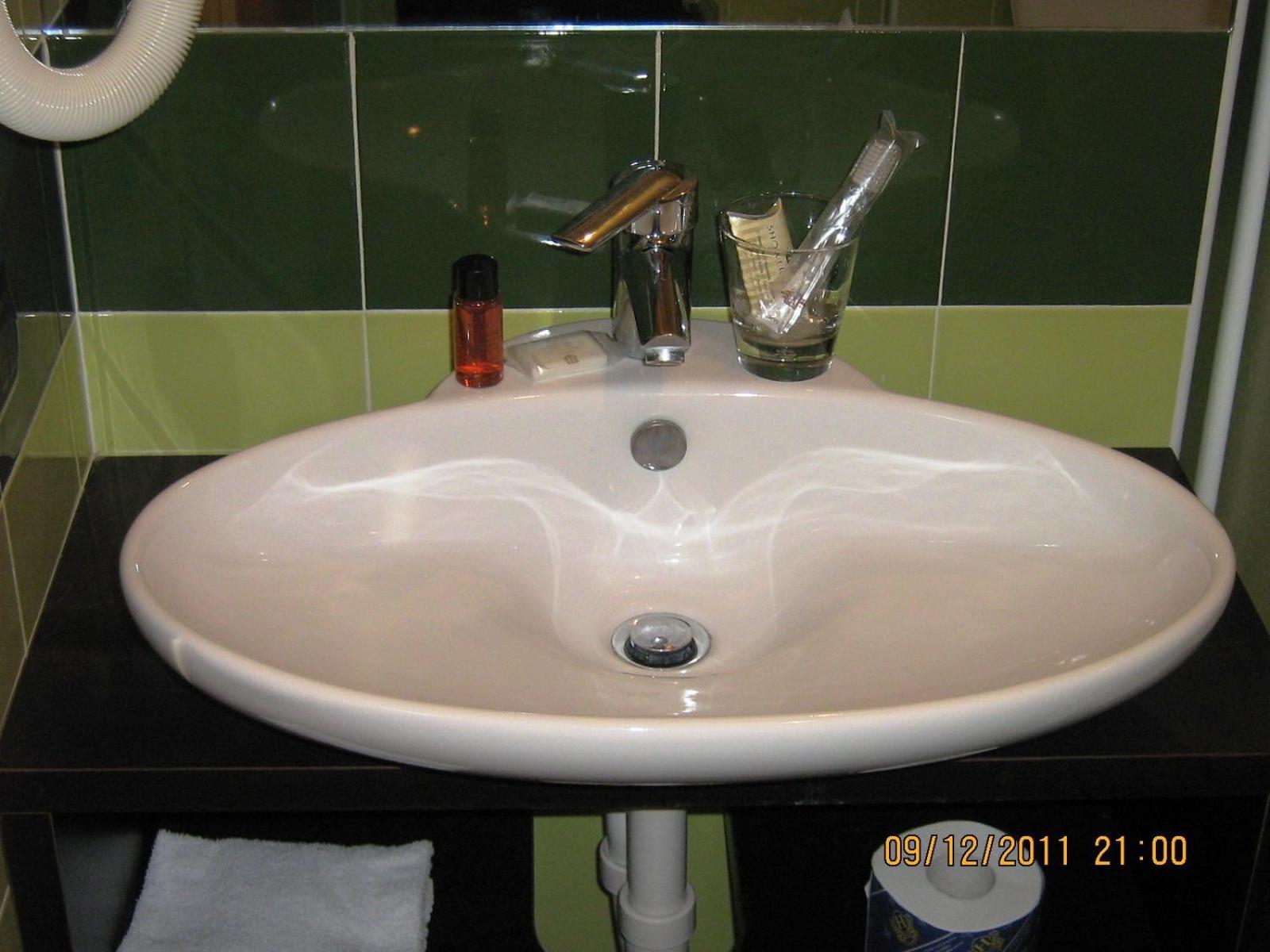 Standard Double Room - Photo 8