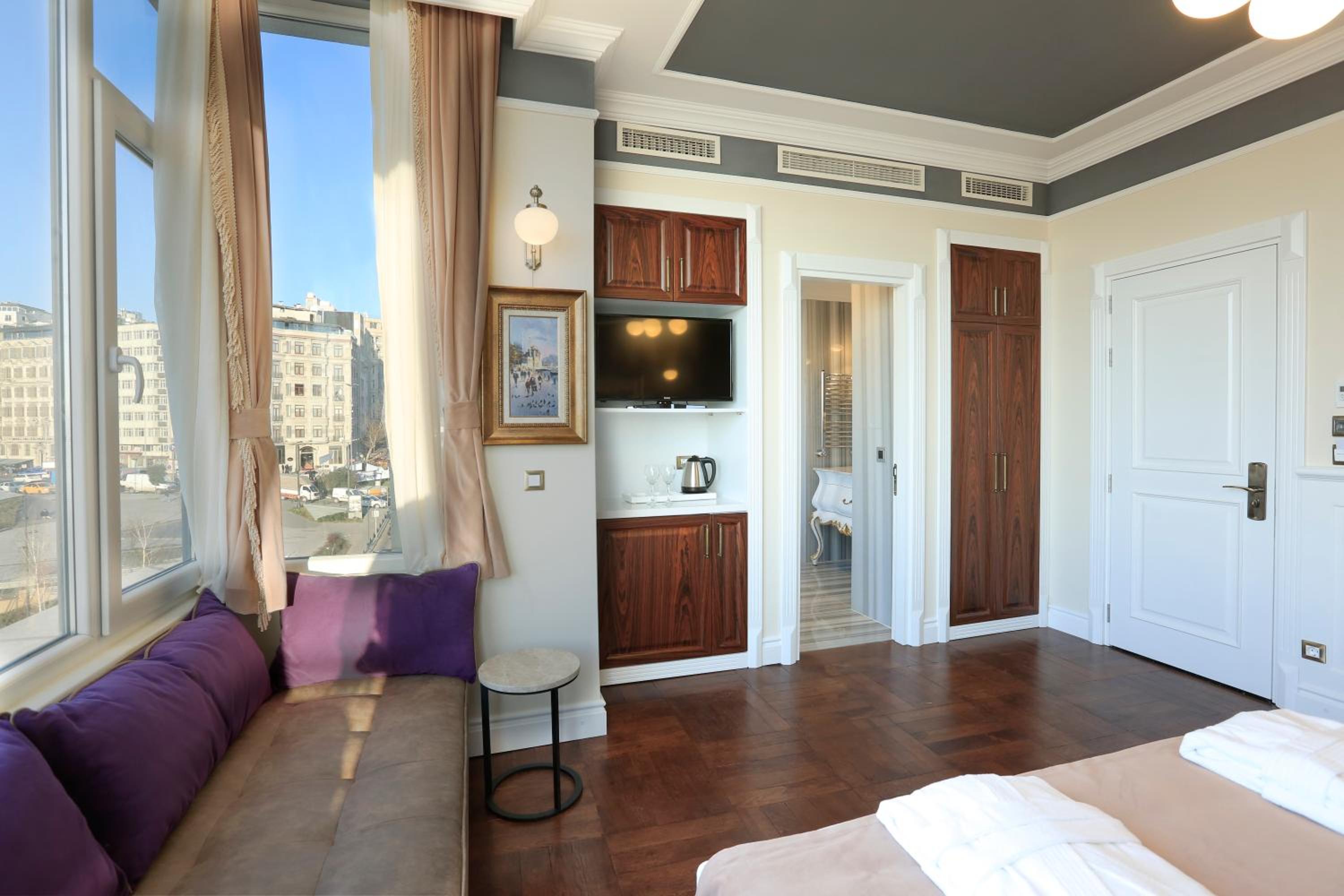 Deluxe Room with Spa Bath and Sea View
