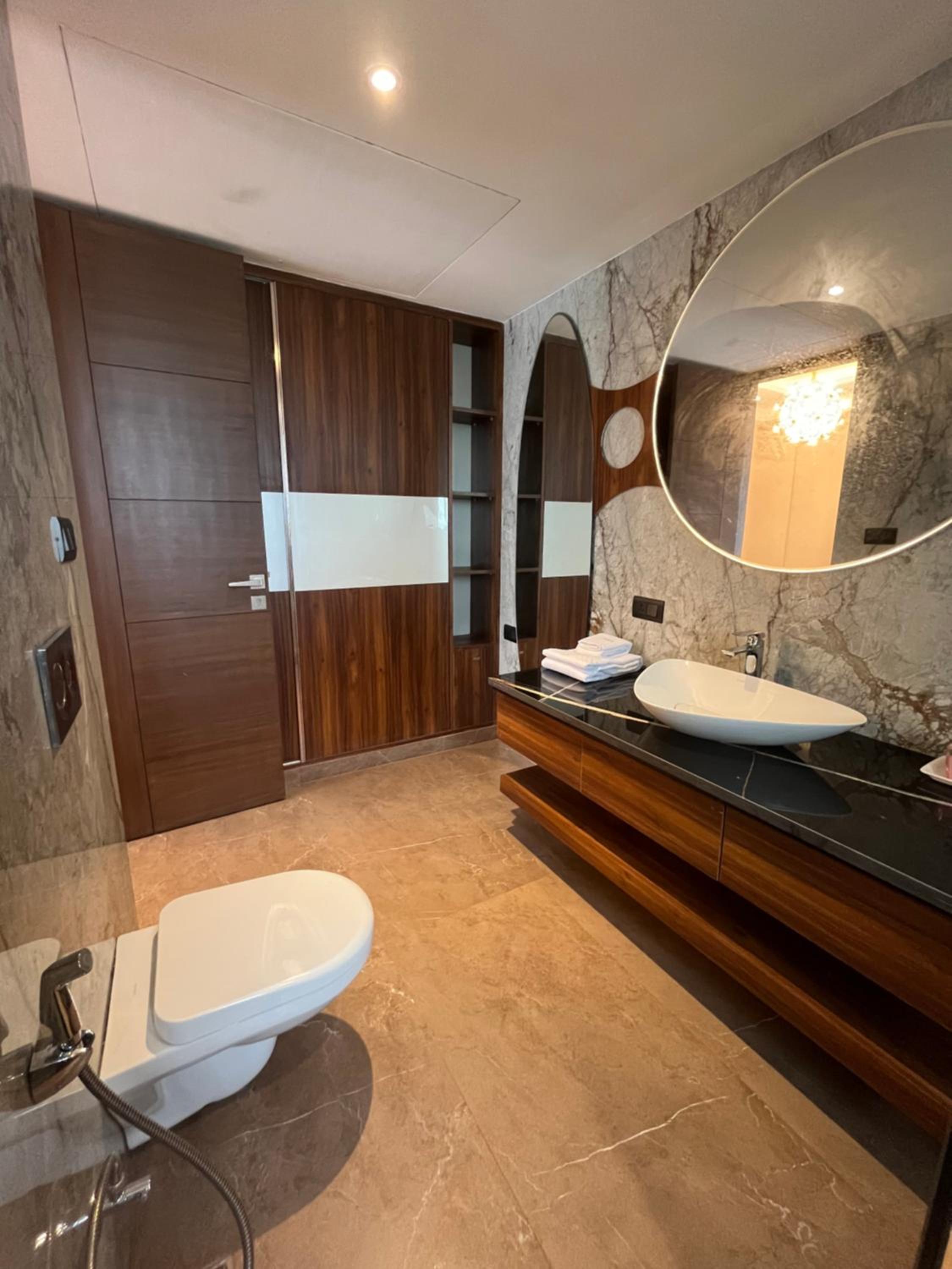 King Room with Balcony - Photo 10