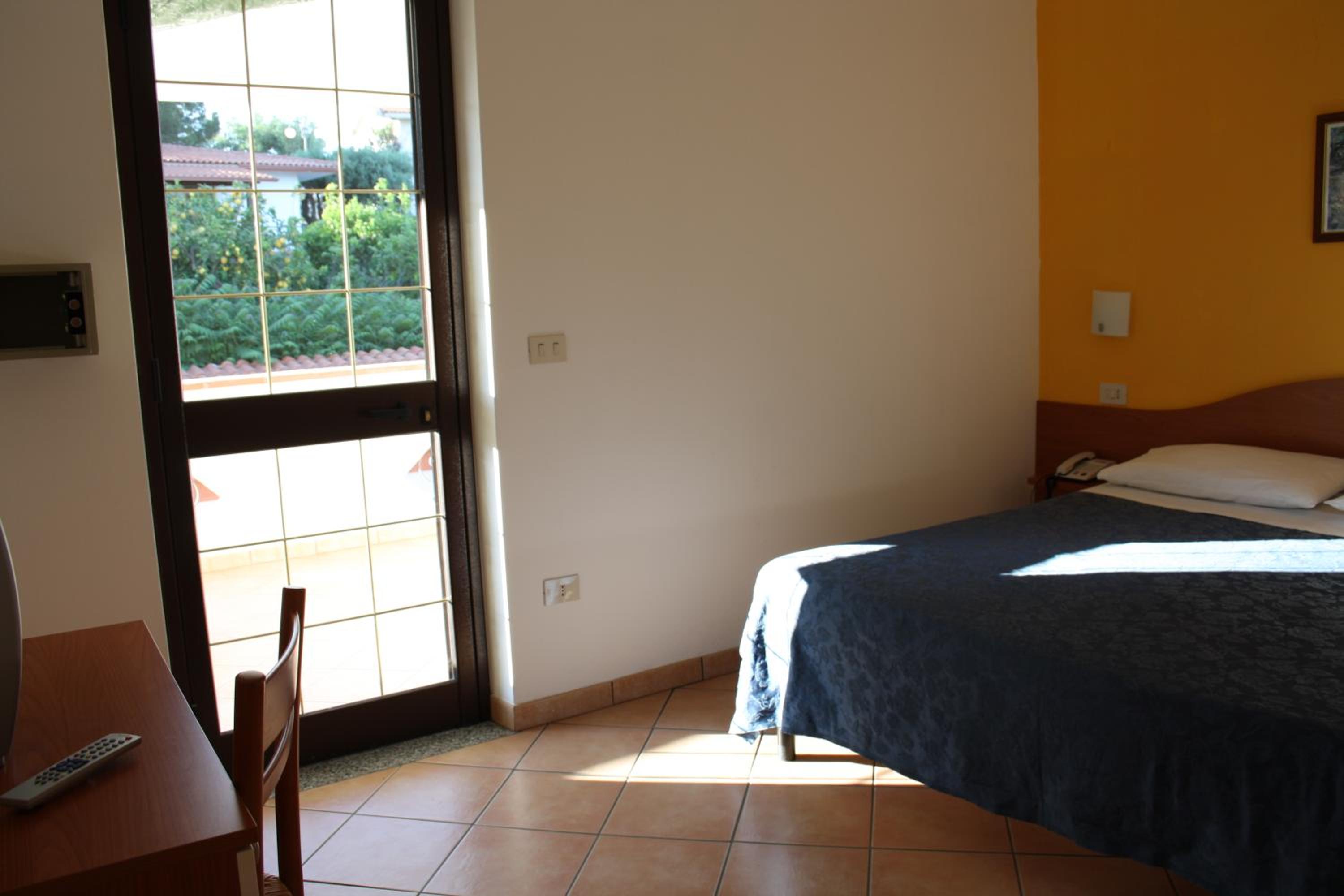 Twin Room - Photo 1
