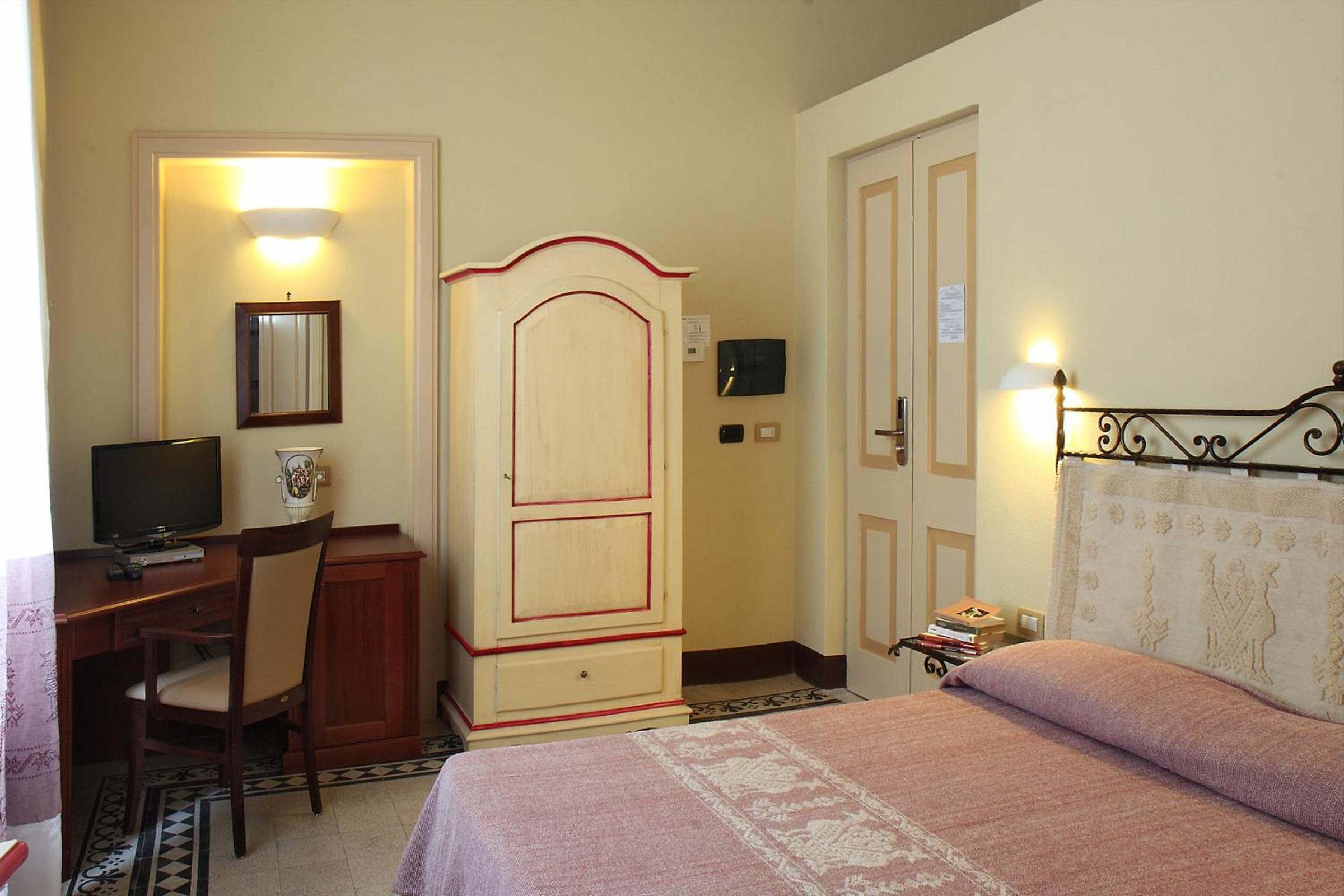 Double or Twin Room - Photo 10