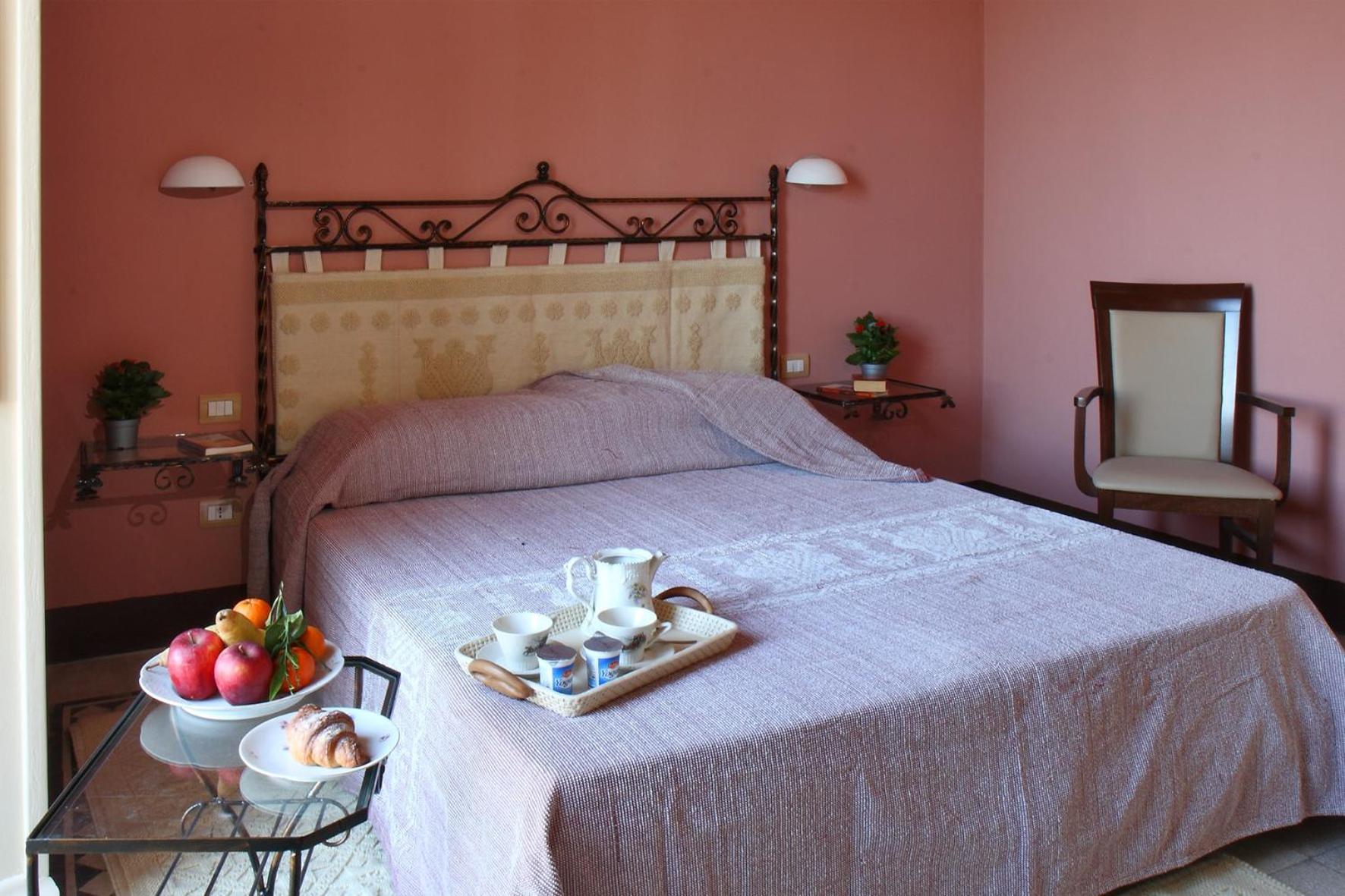 Double or Twin Room with Garden View - Photo 12