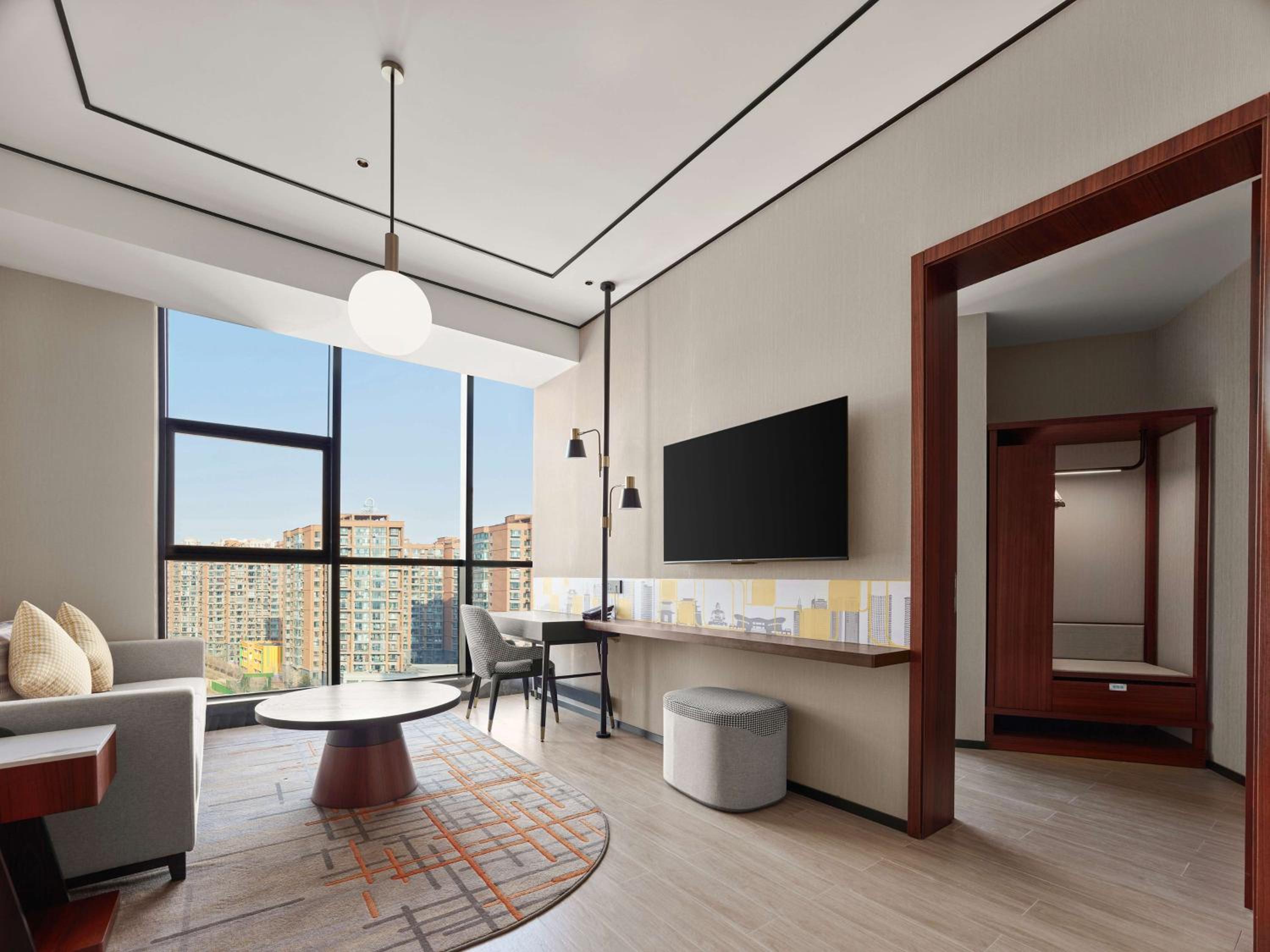 Deluxe King Suite photo 2