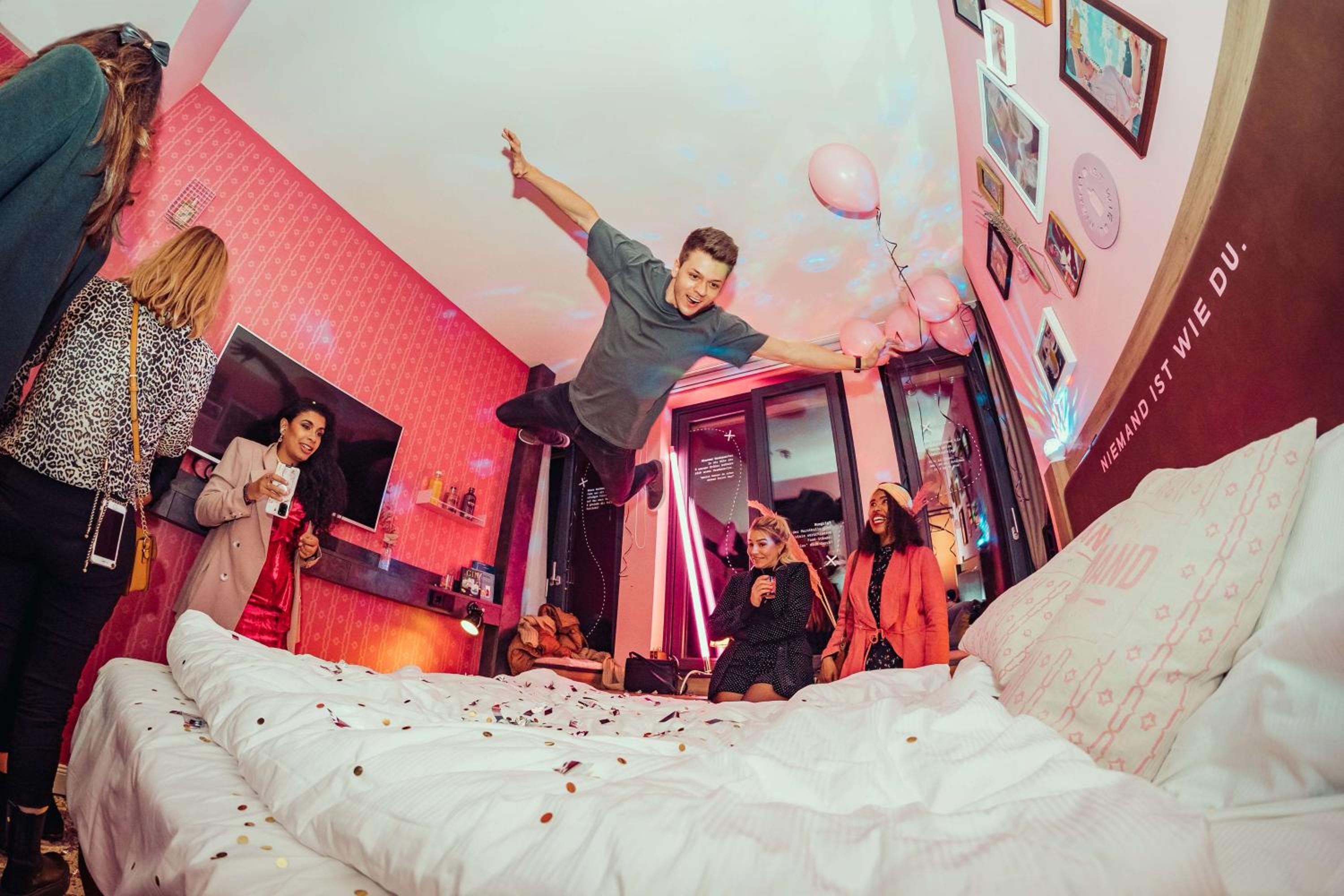 Queen Room thumbnail 5