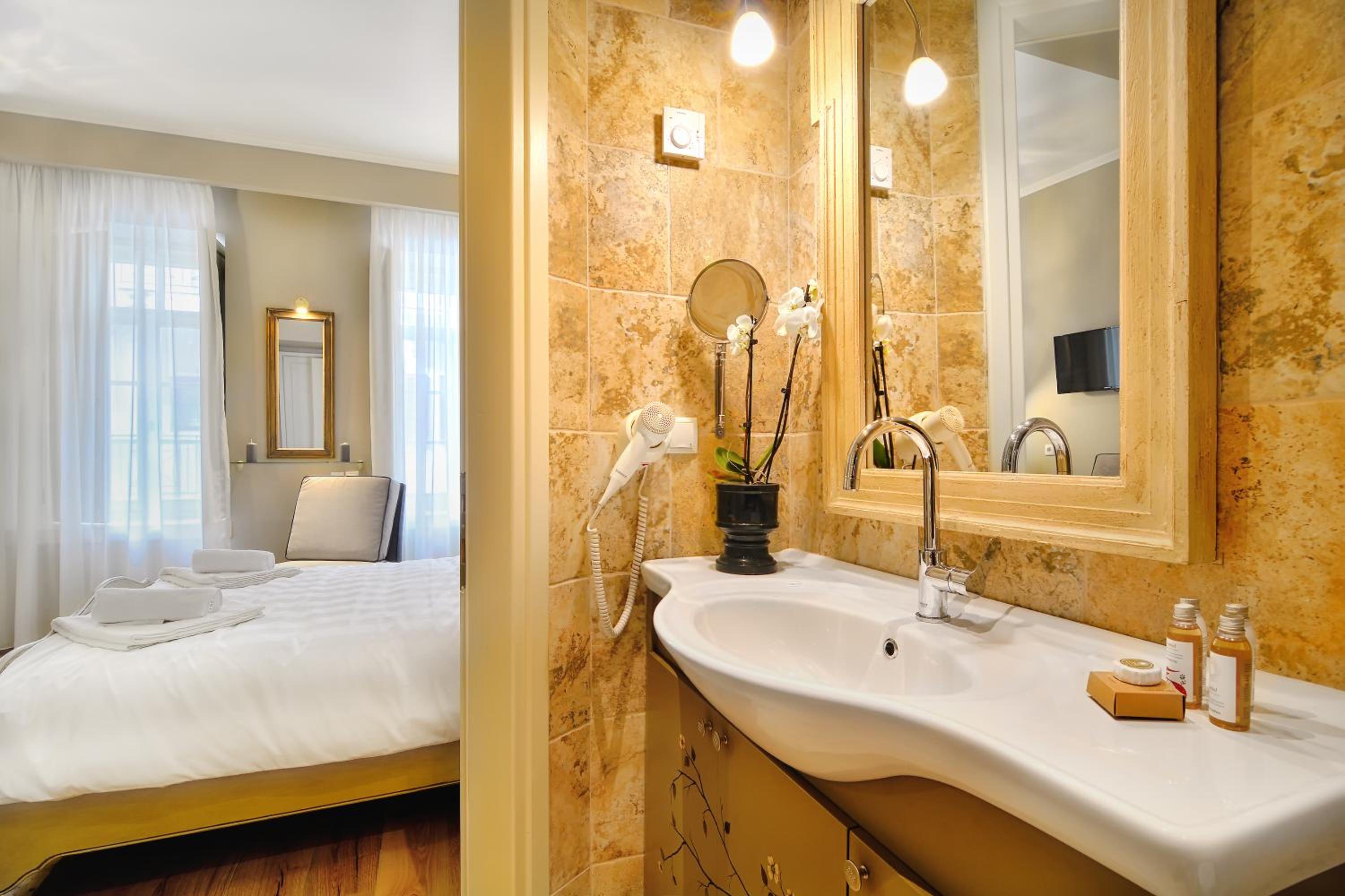 Deluxe Double or Twin Room photo 2