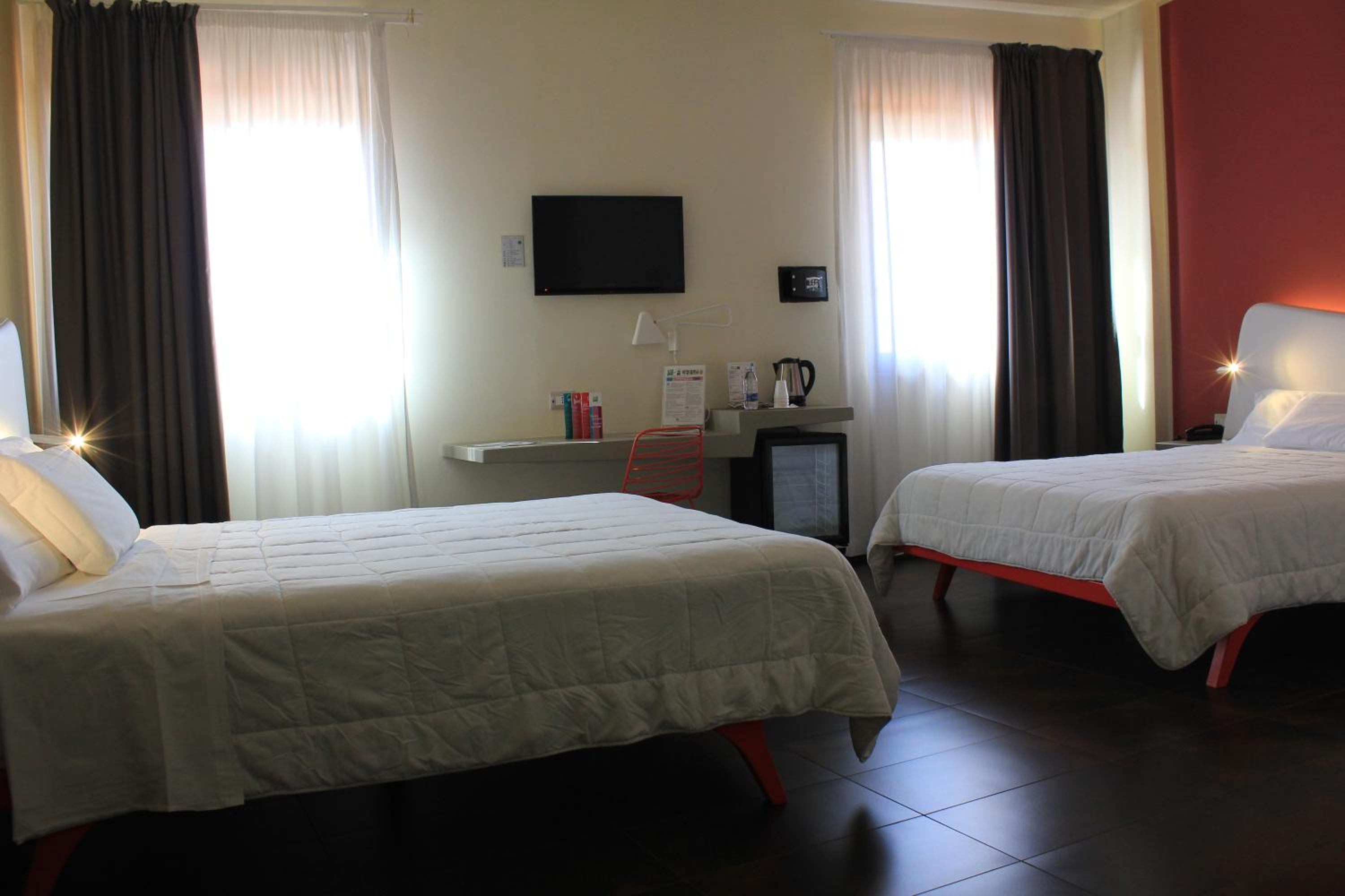 Superior Room with 2 Double Beds - Photo 7
