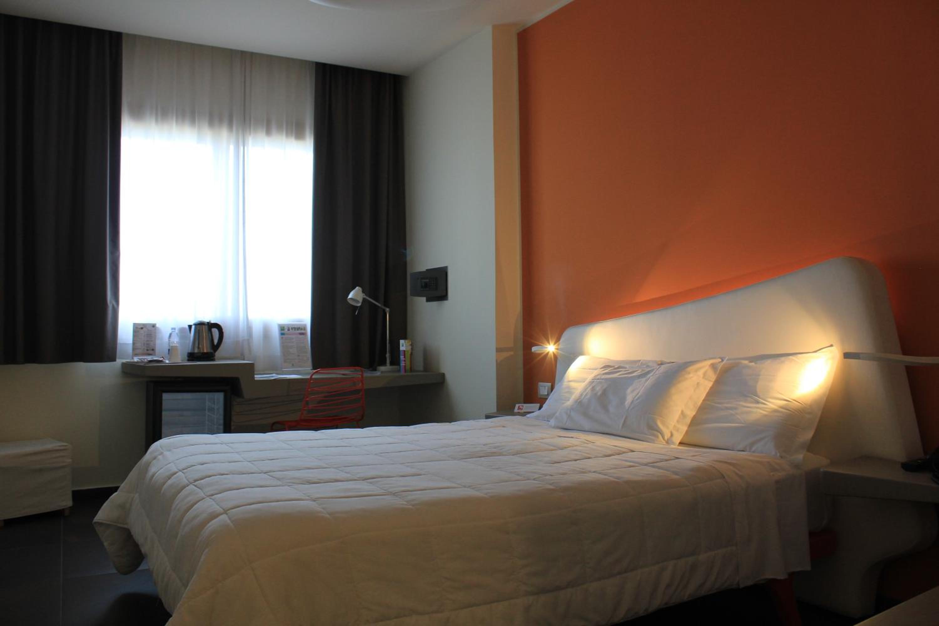 Superior Room with 2 Double Beds - Photo 11