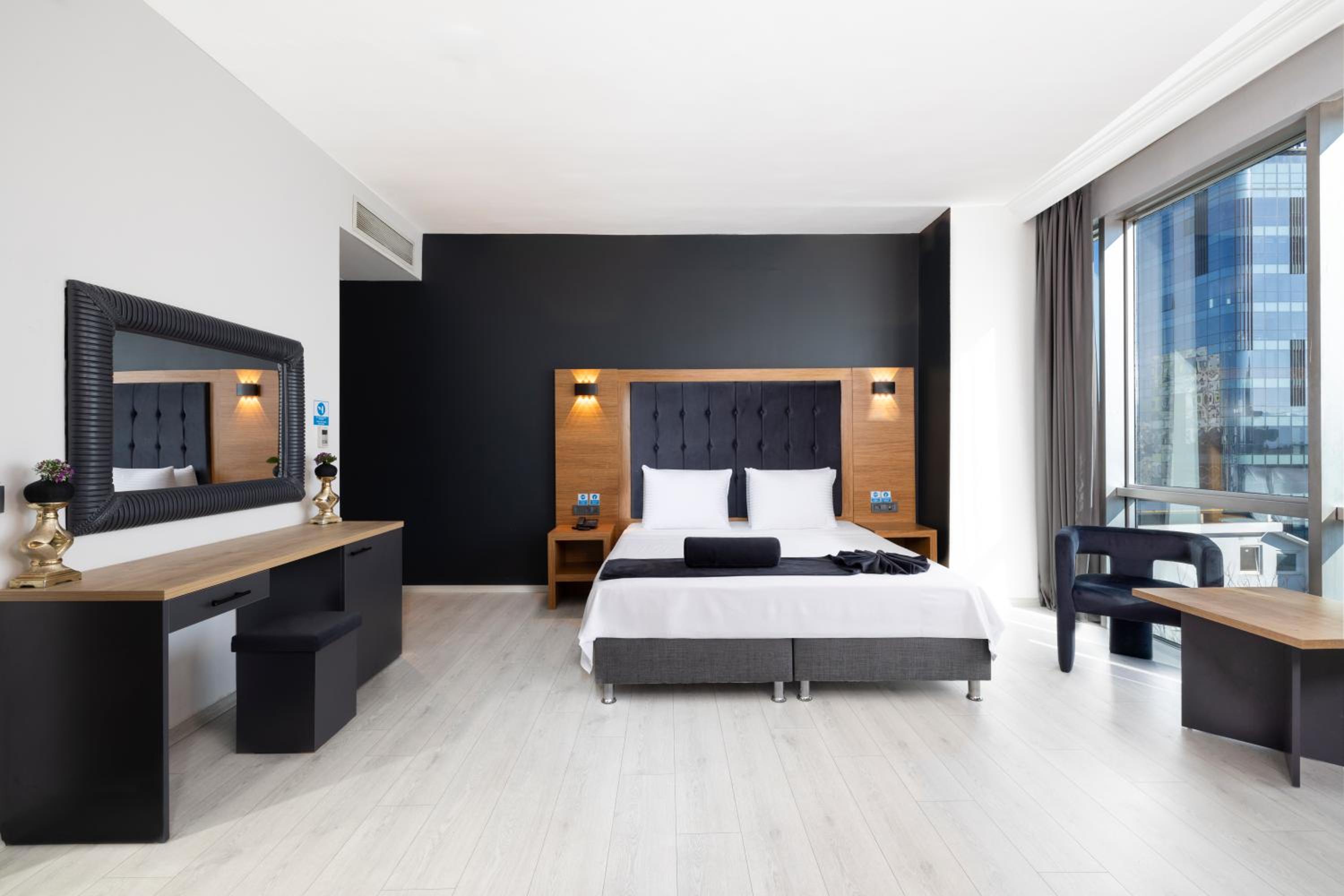 Deluxe Double Room with Bath photo 3