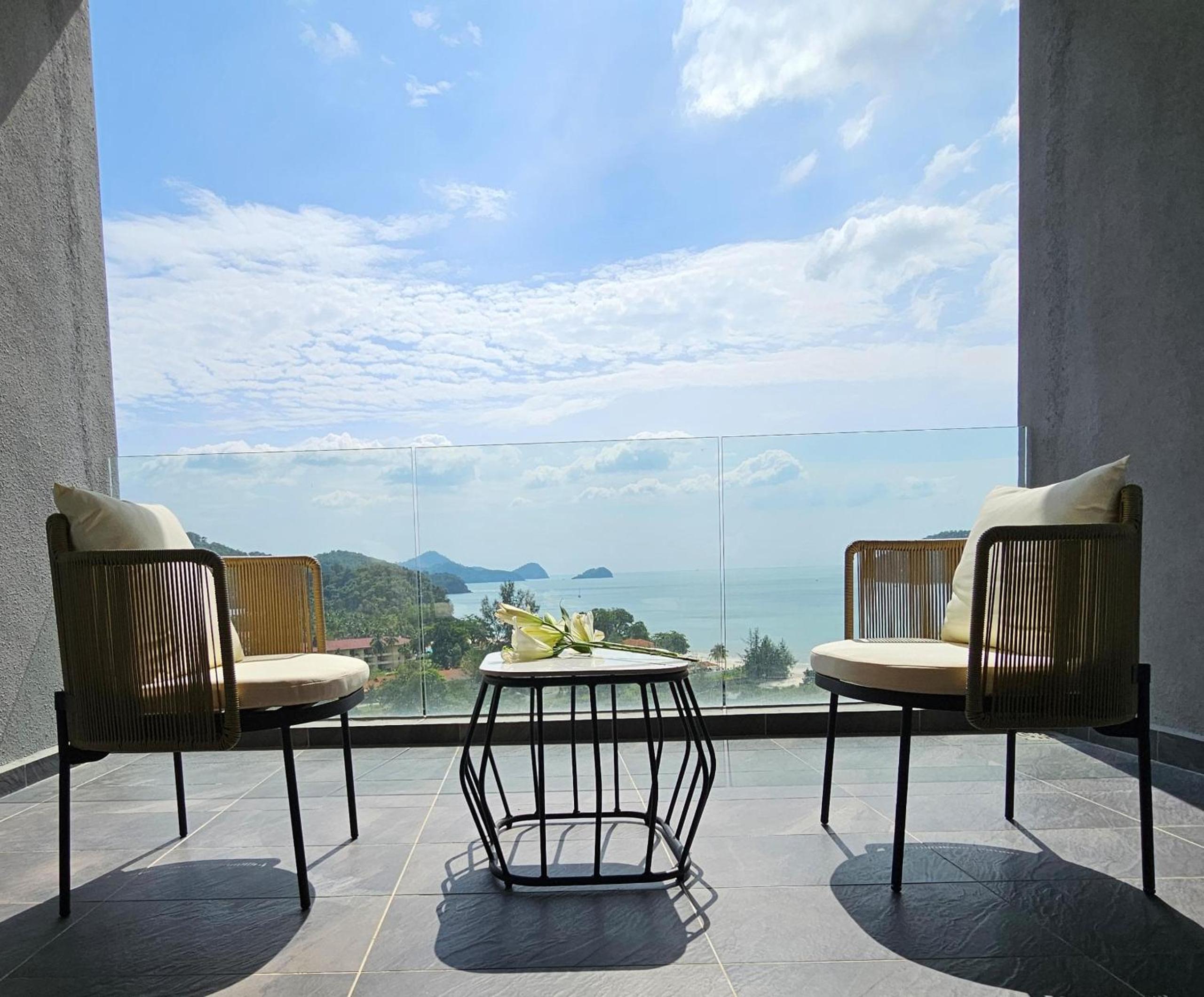 Seaview 2-Bedroom Apartment (Shared Rooftop Pool)
