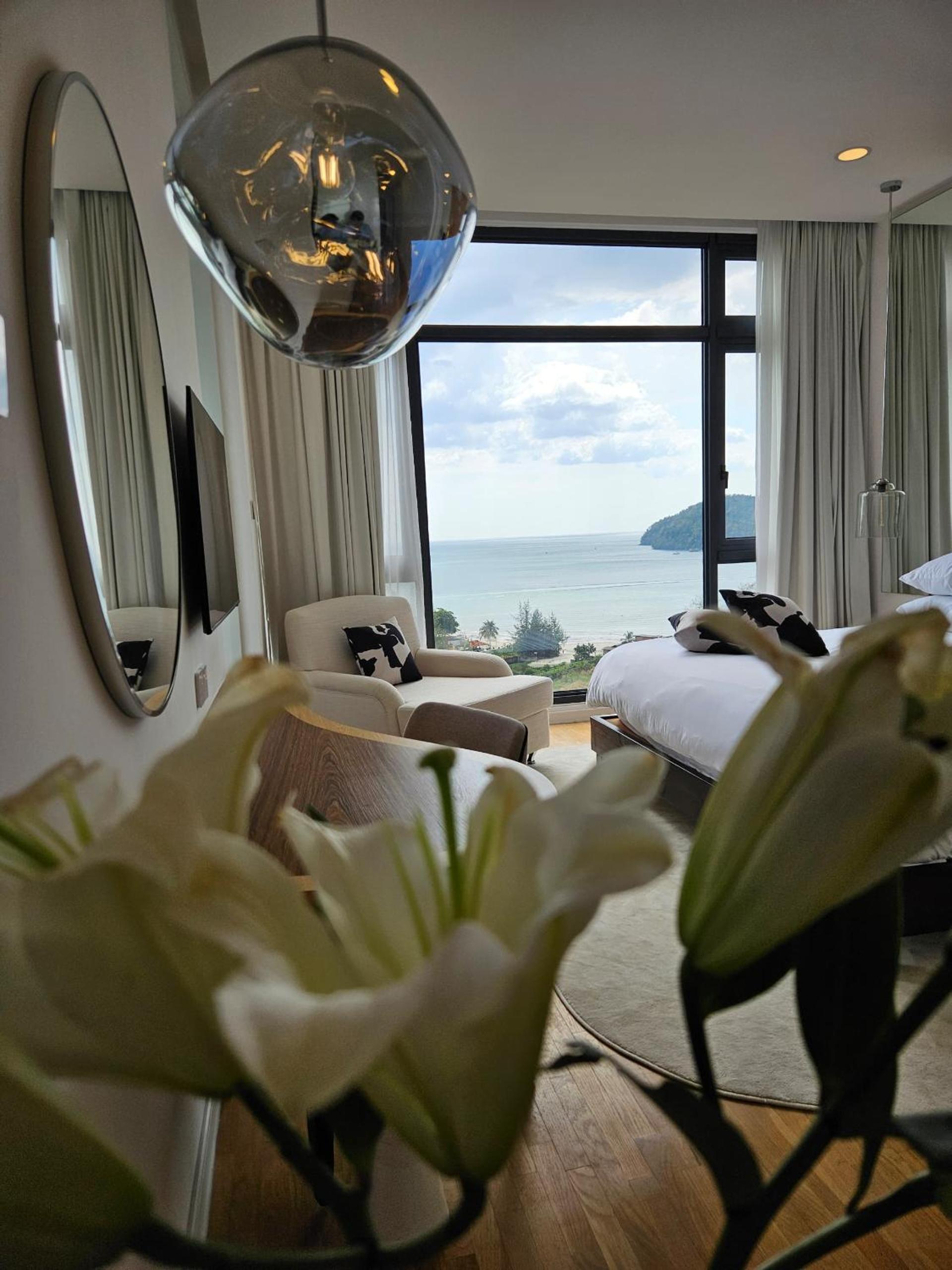 Seaview 2-Bedroom Apartment (Shared Rooftop Pool)
