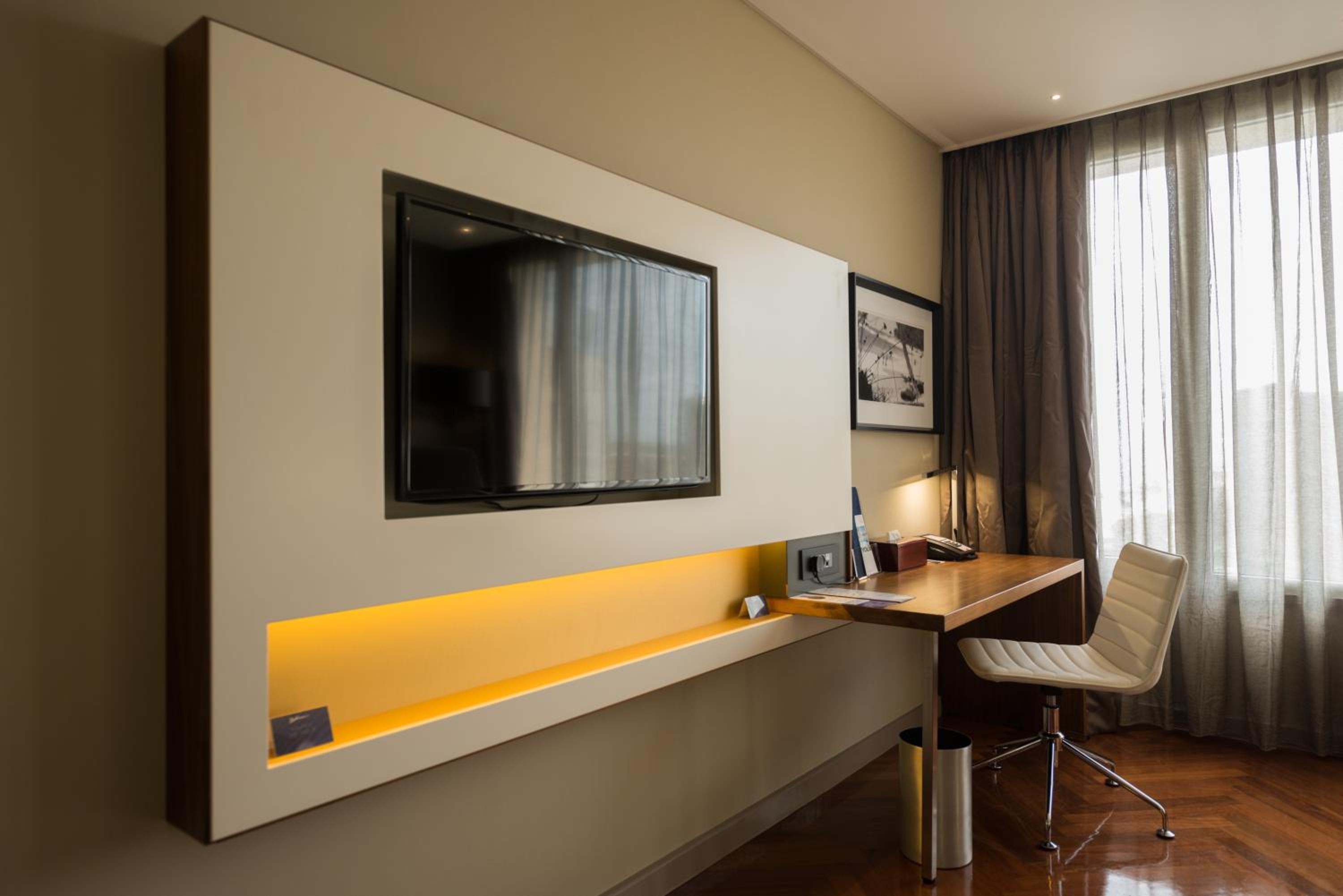 Executive Room with Lounge Access - Photo 7