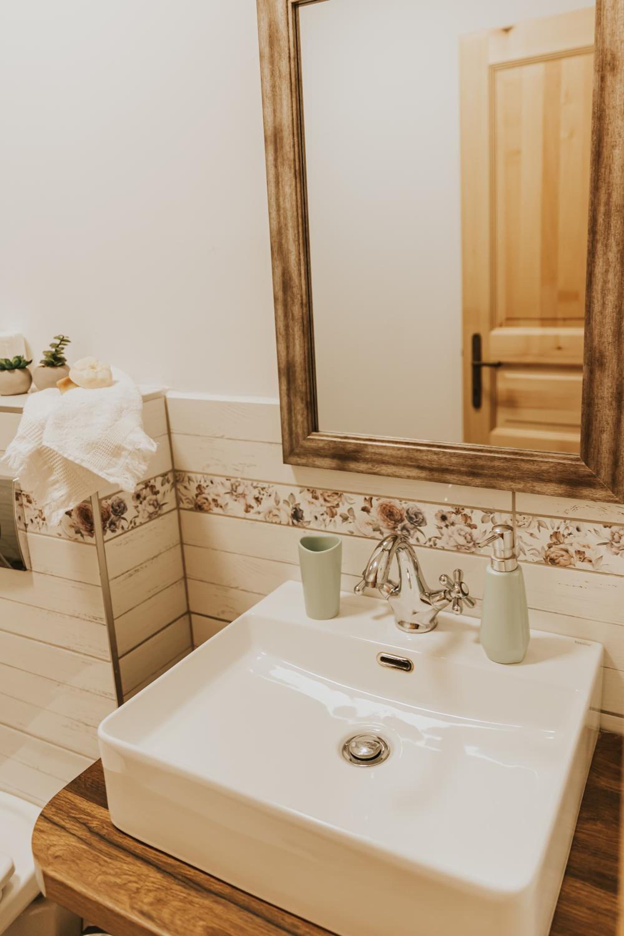 Double or Twin Room - Photo 8