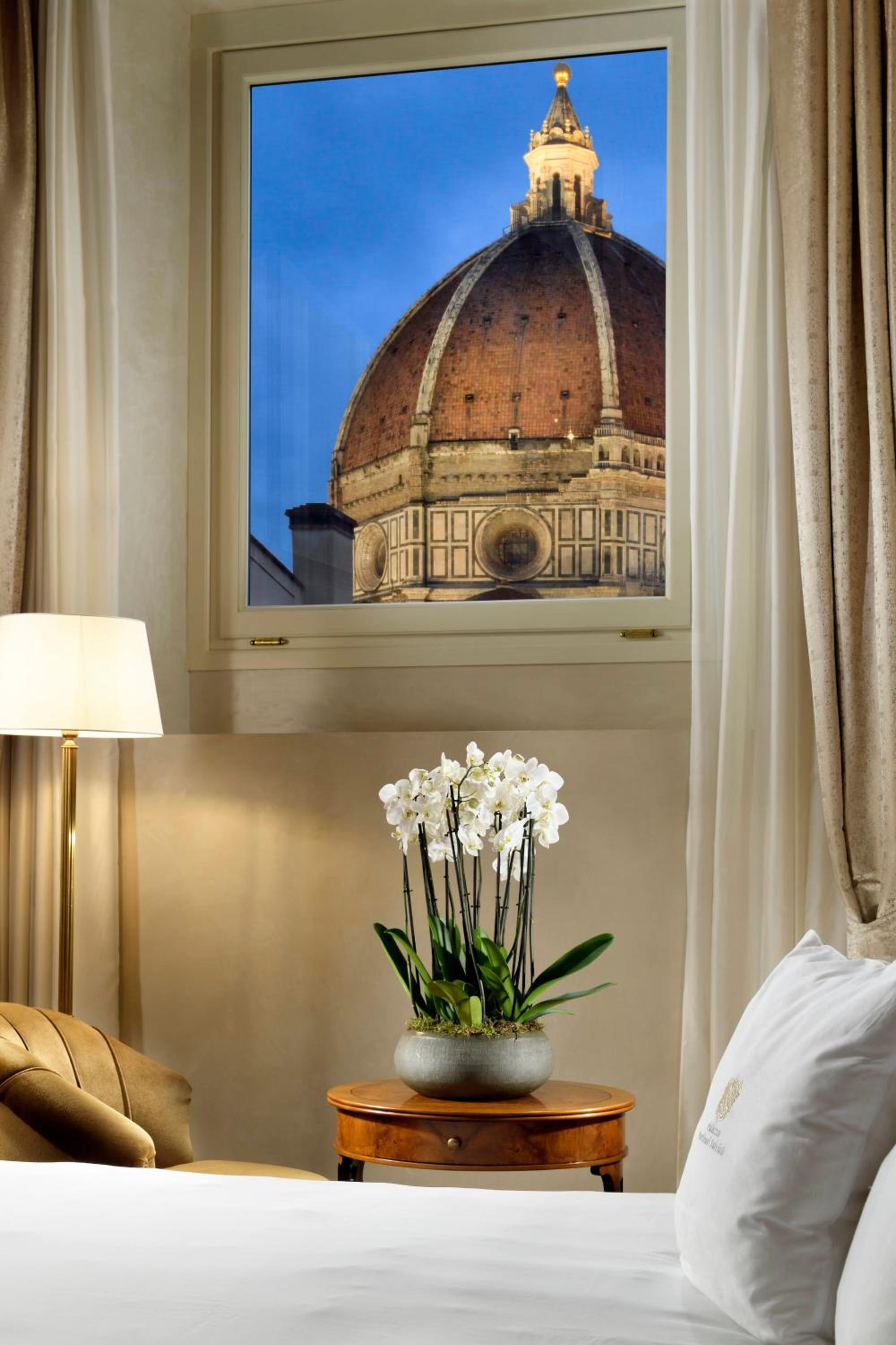 Deluxe One-Bedroom Apartment with City View photo 3