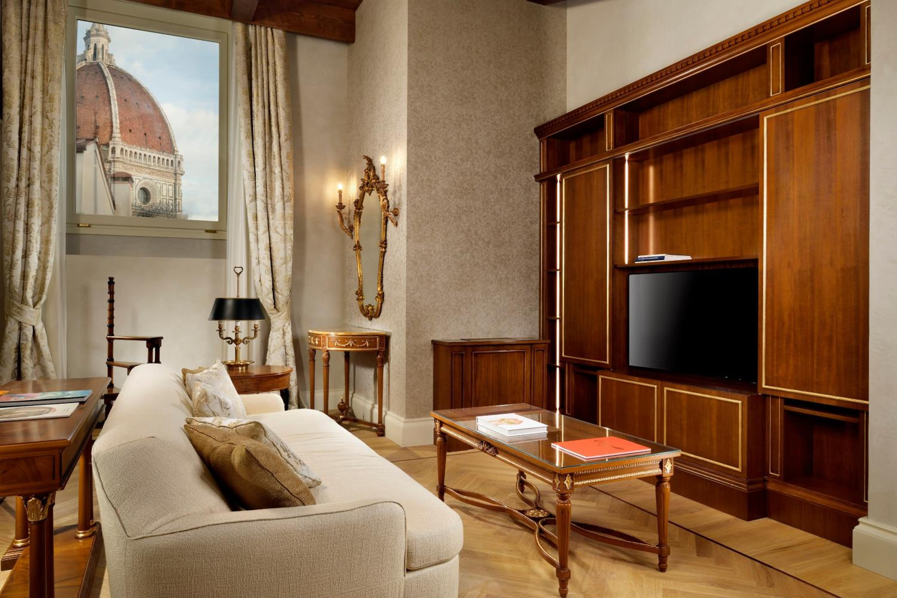Deluxe One-Bedroom Apartment with City View photo 2