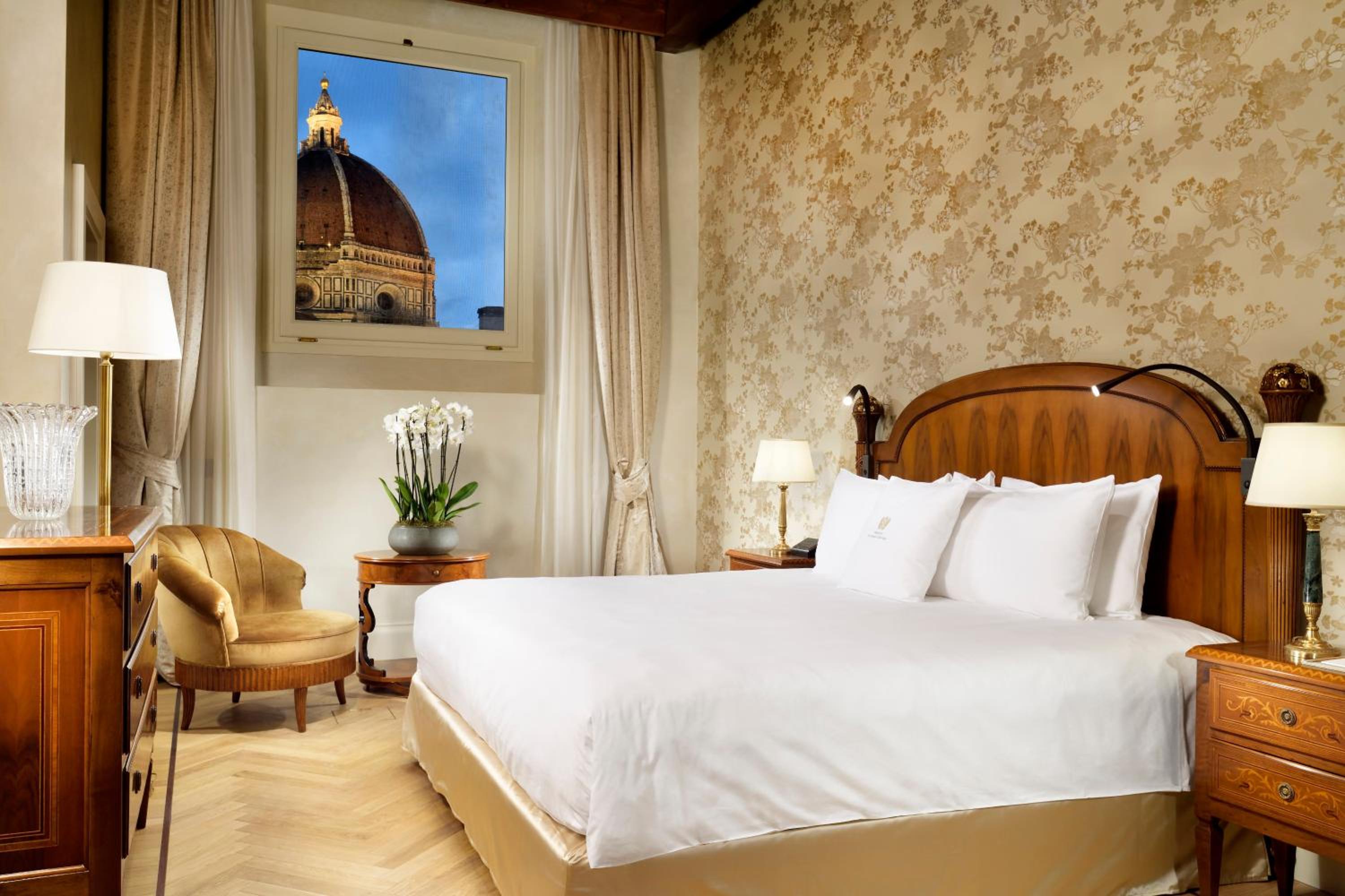 Deluxe One-Bedroom Apartment with City View photo 1