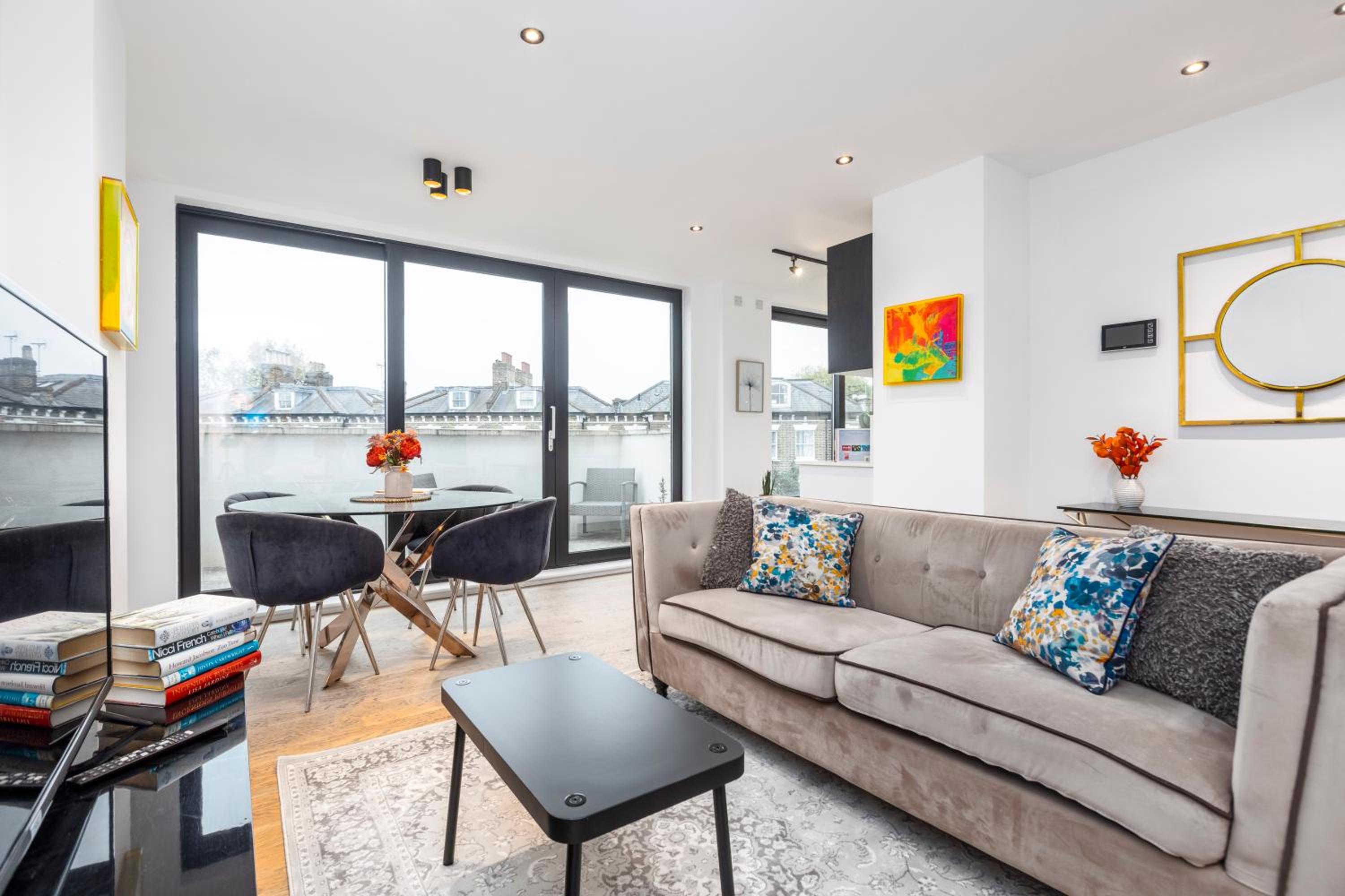 Two-Bedroom Apartment with Balcony photo 3
