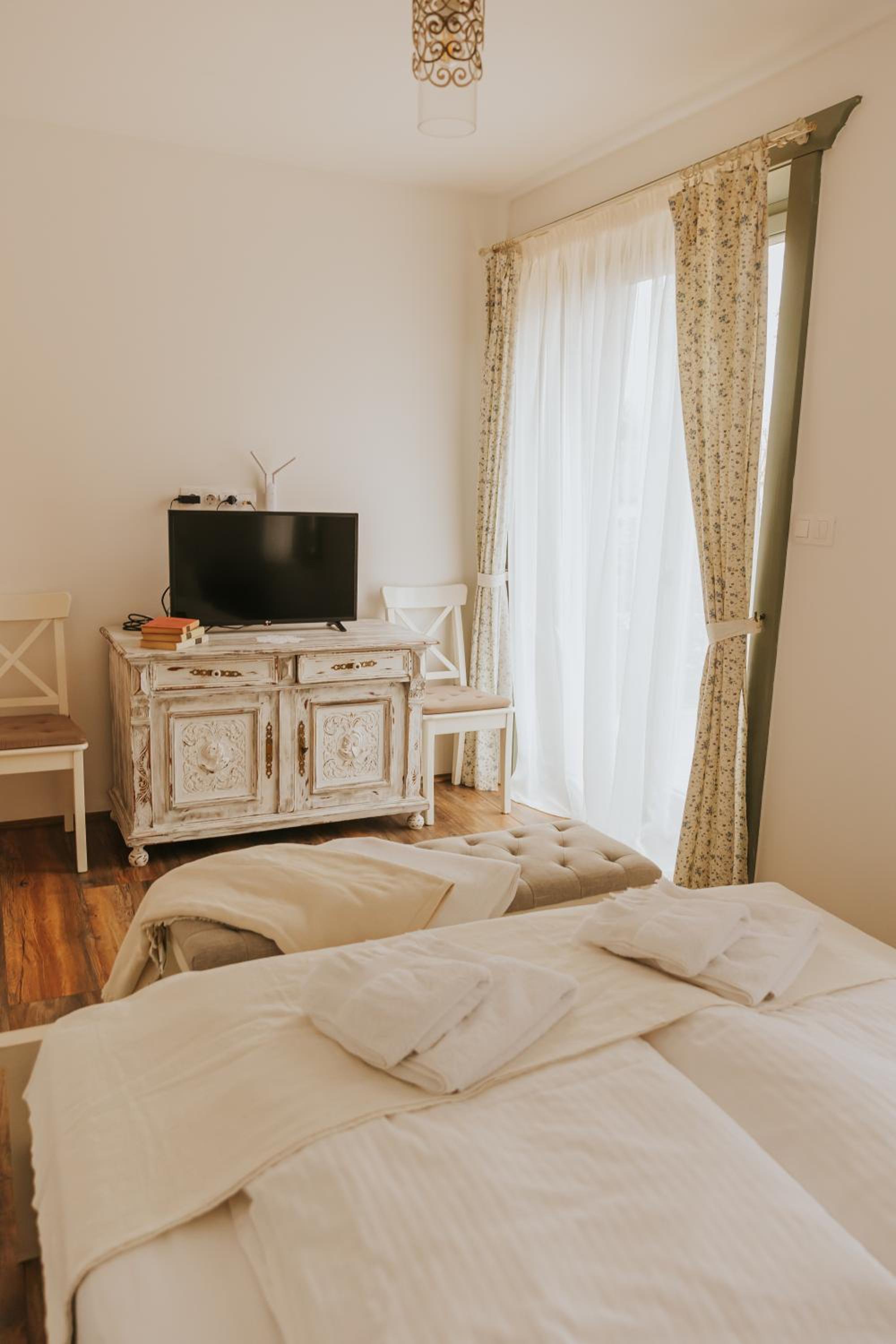 One-Bedroom Apartment with Garden View - Photo 2
