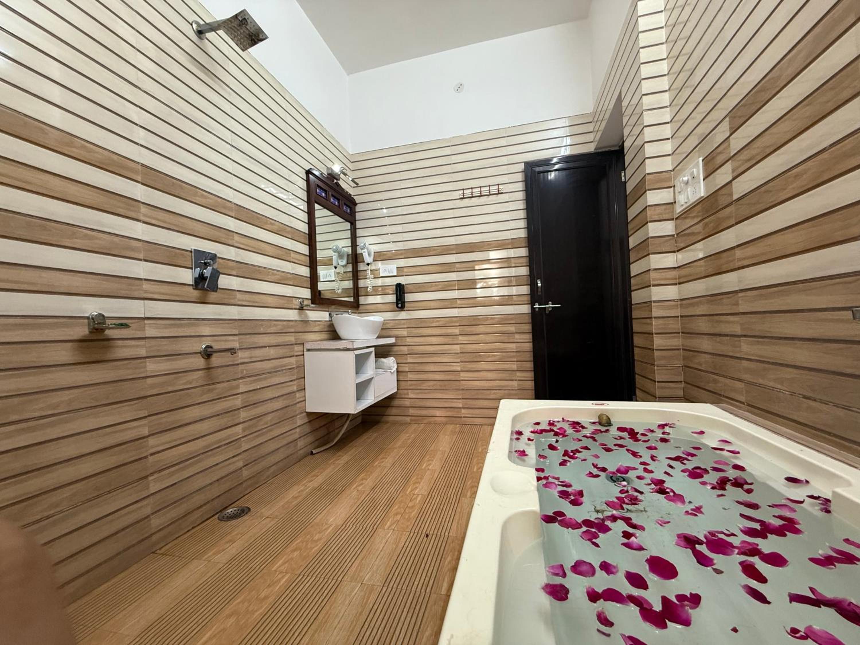 Deluxe One-Bedroom Apartment with Garden View - Photo 28