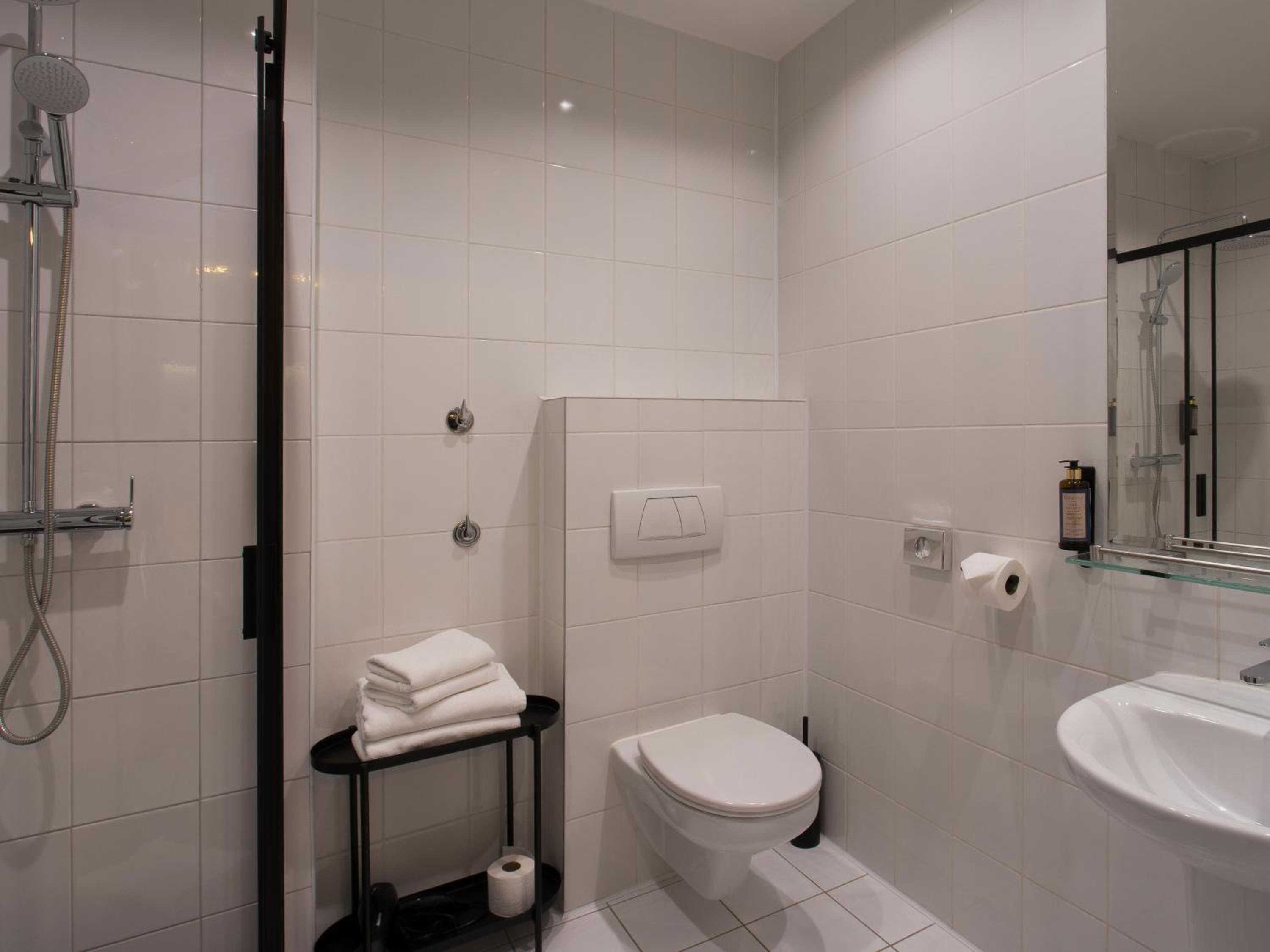 Standard Double or Twin Room - Photo 9