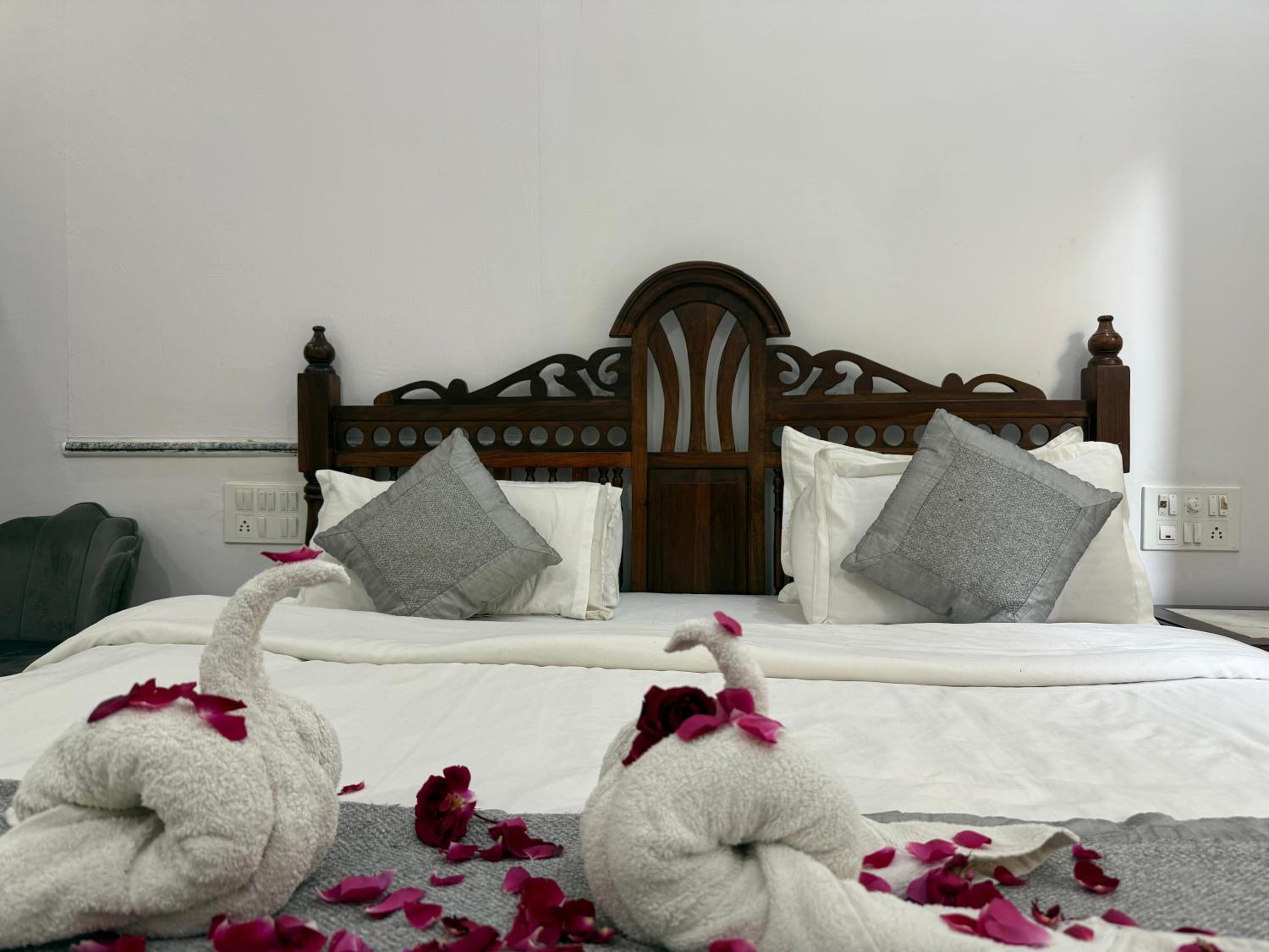 Deluxe One-Bedroom Apartment with Garden View - Photo 17