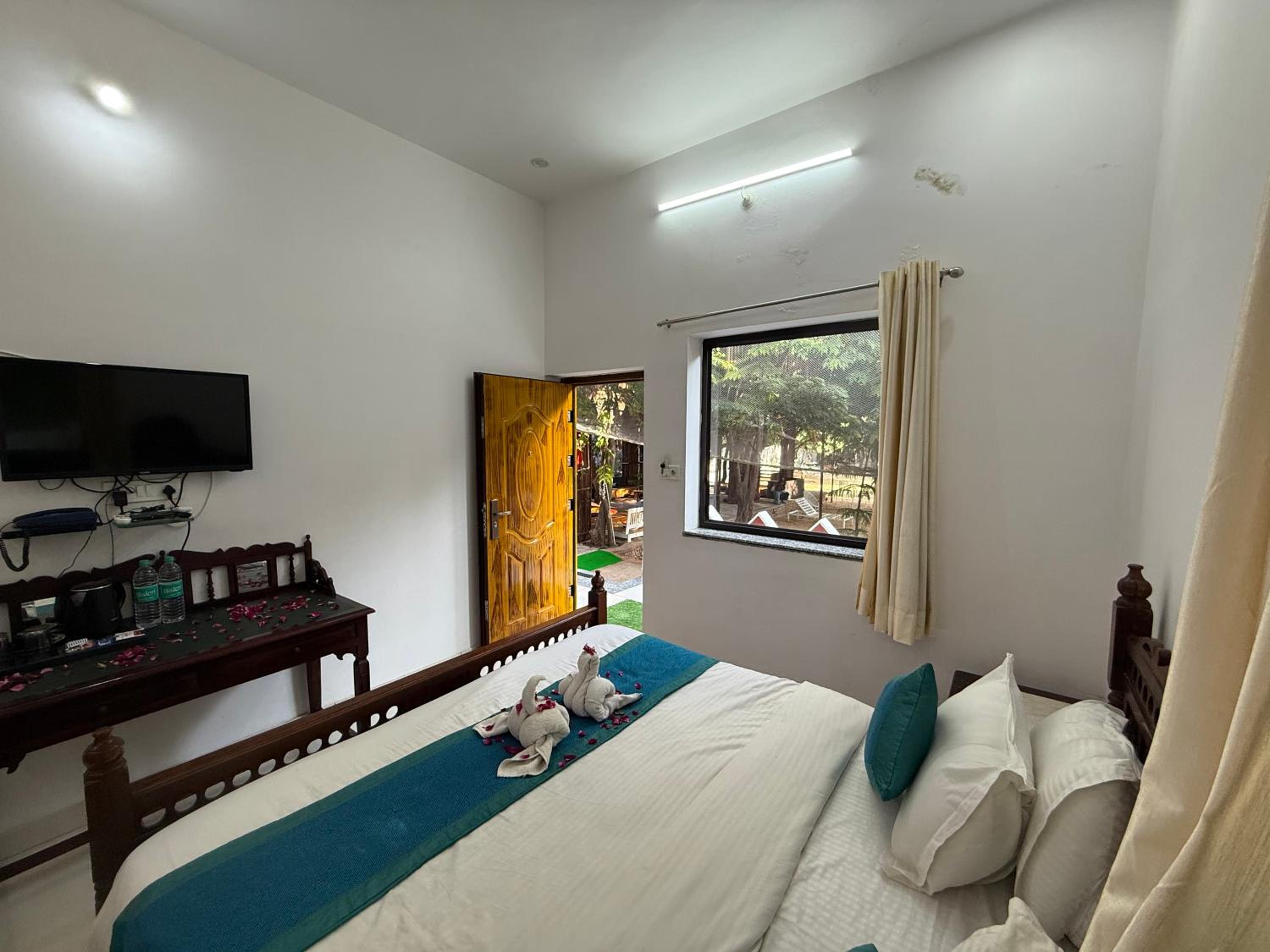 Deluxe One-Bedroom Apartment with Garden View - Photo 10